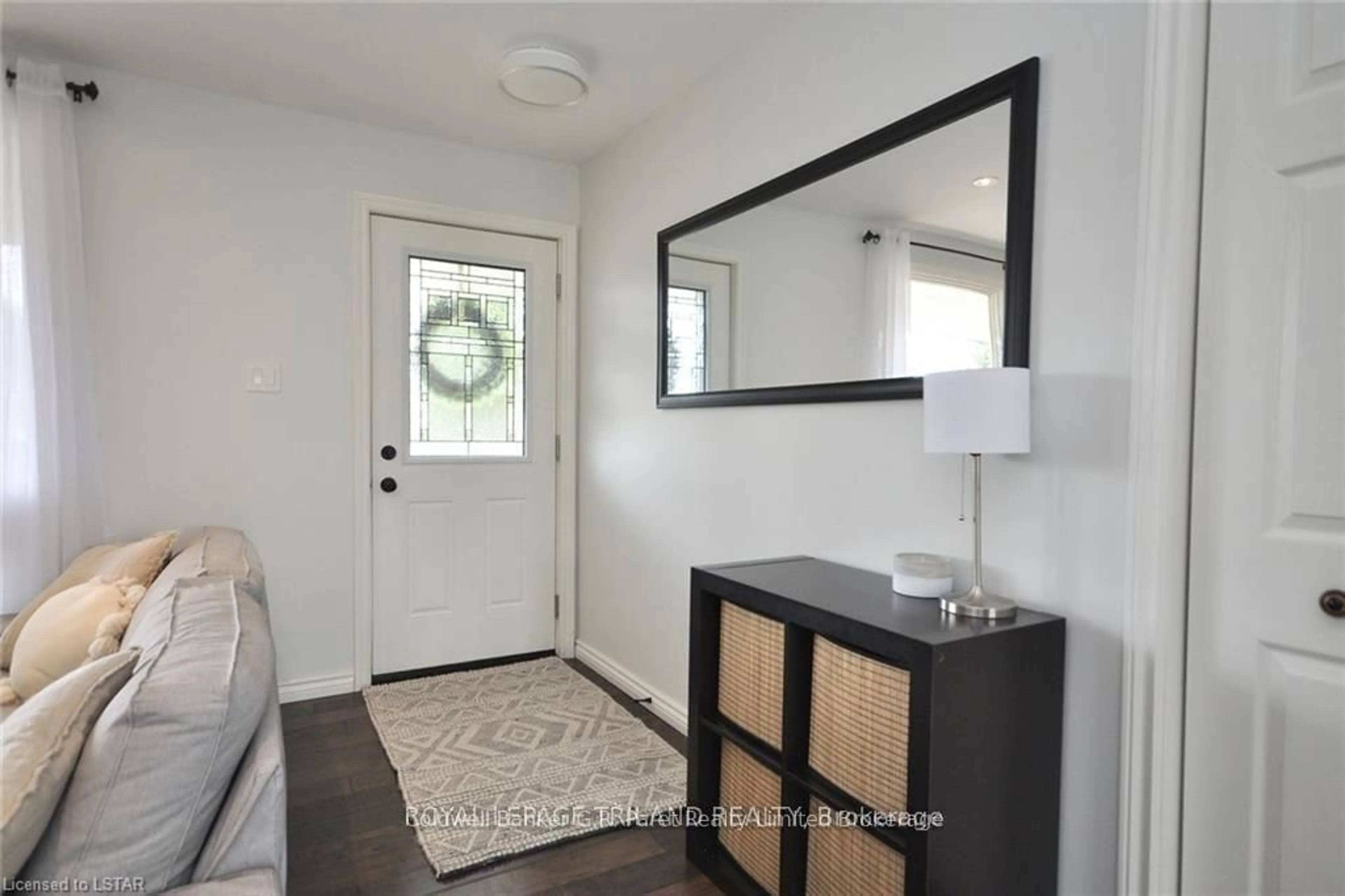 Indoor entryway for 104 Simcoe Cres, Middlesex Centre Ontario N0L 1R0