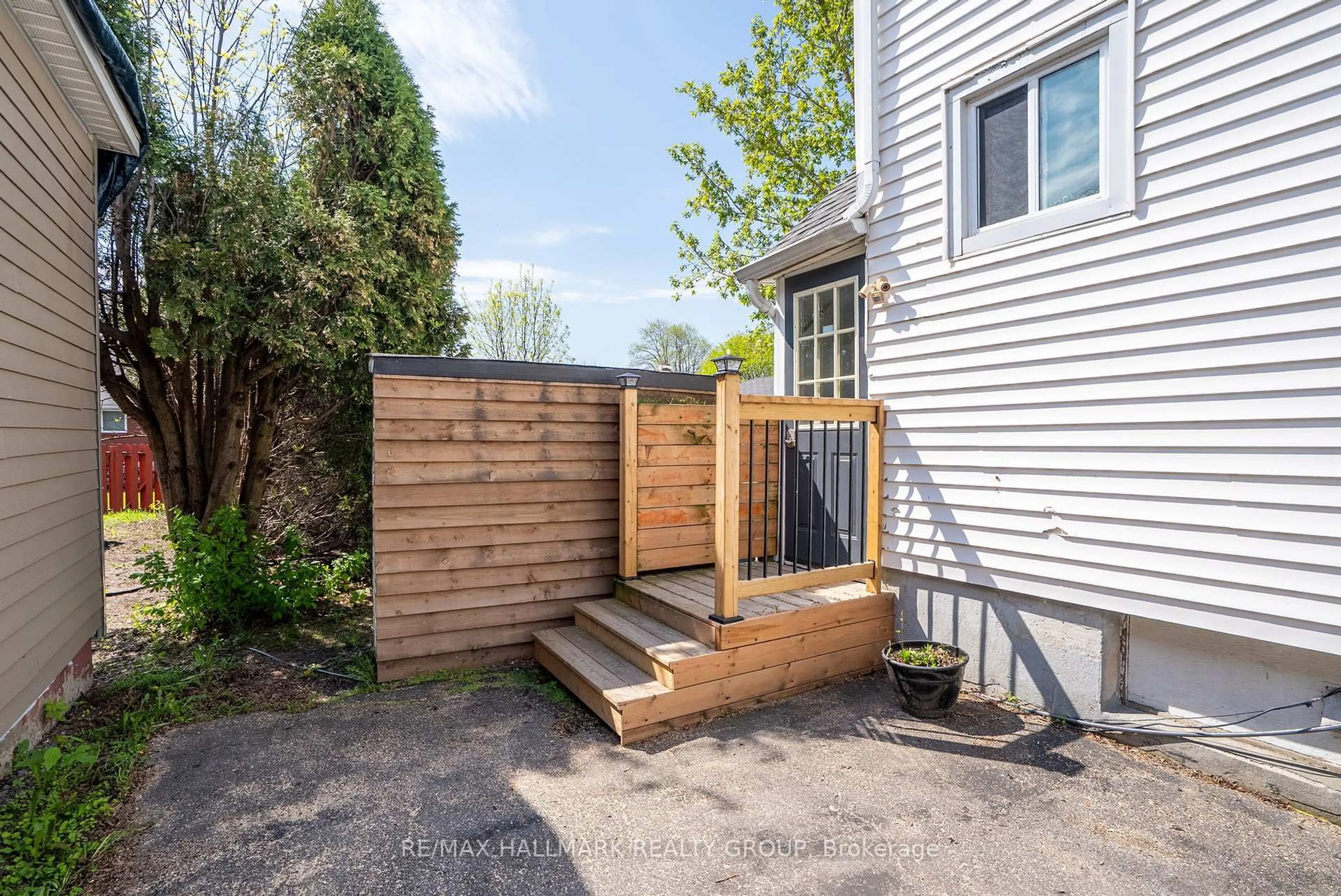Patio, street for 334-336 Eleventh St, Cornwall Ontario K6H 2Y7
