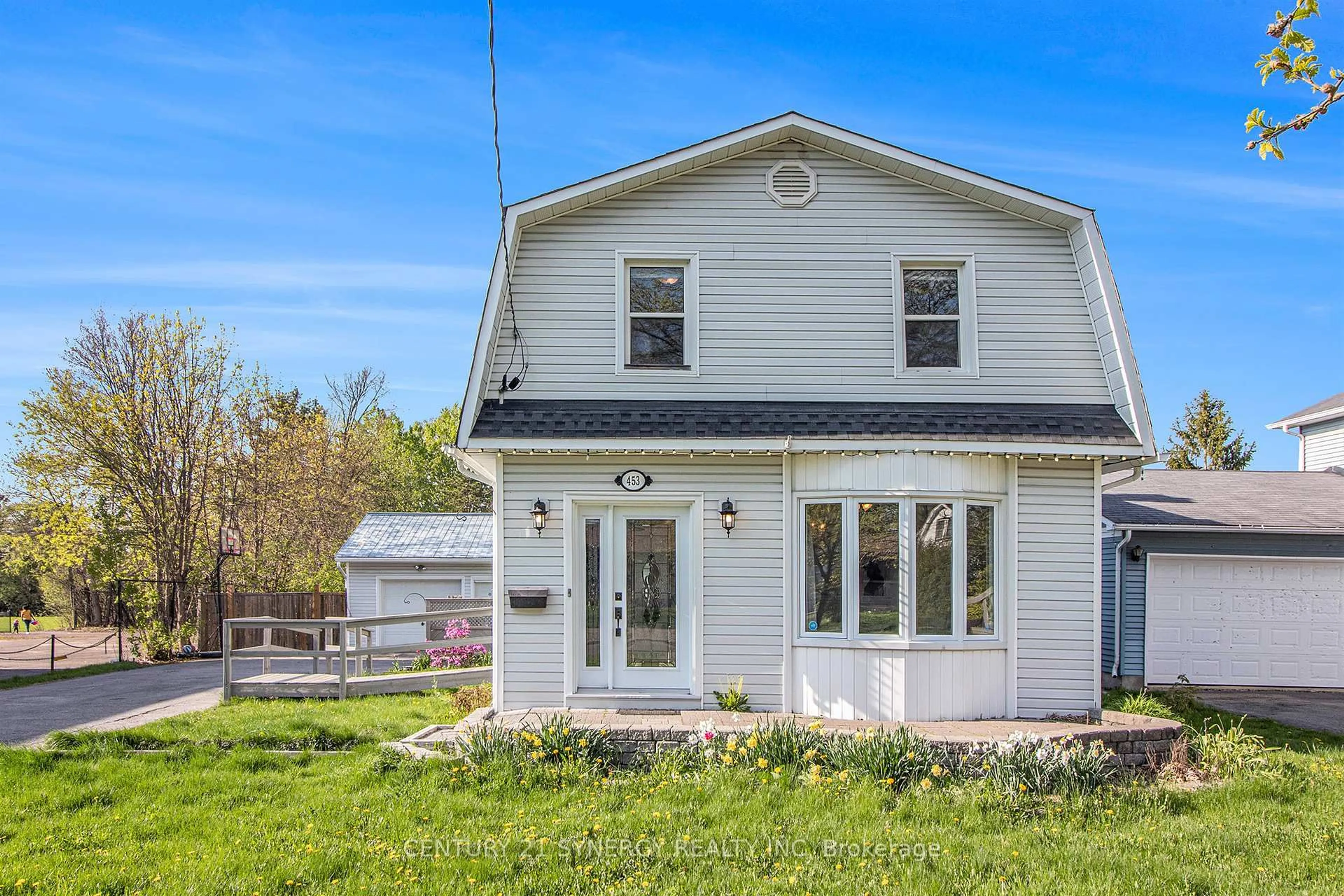 Home with vinyl exterior material, street for 453 PLEASANT PARK Rd, Ottawa Ontario K1H 5M9