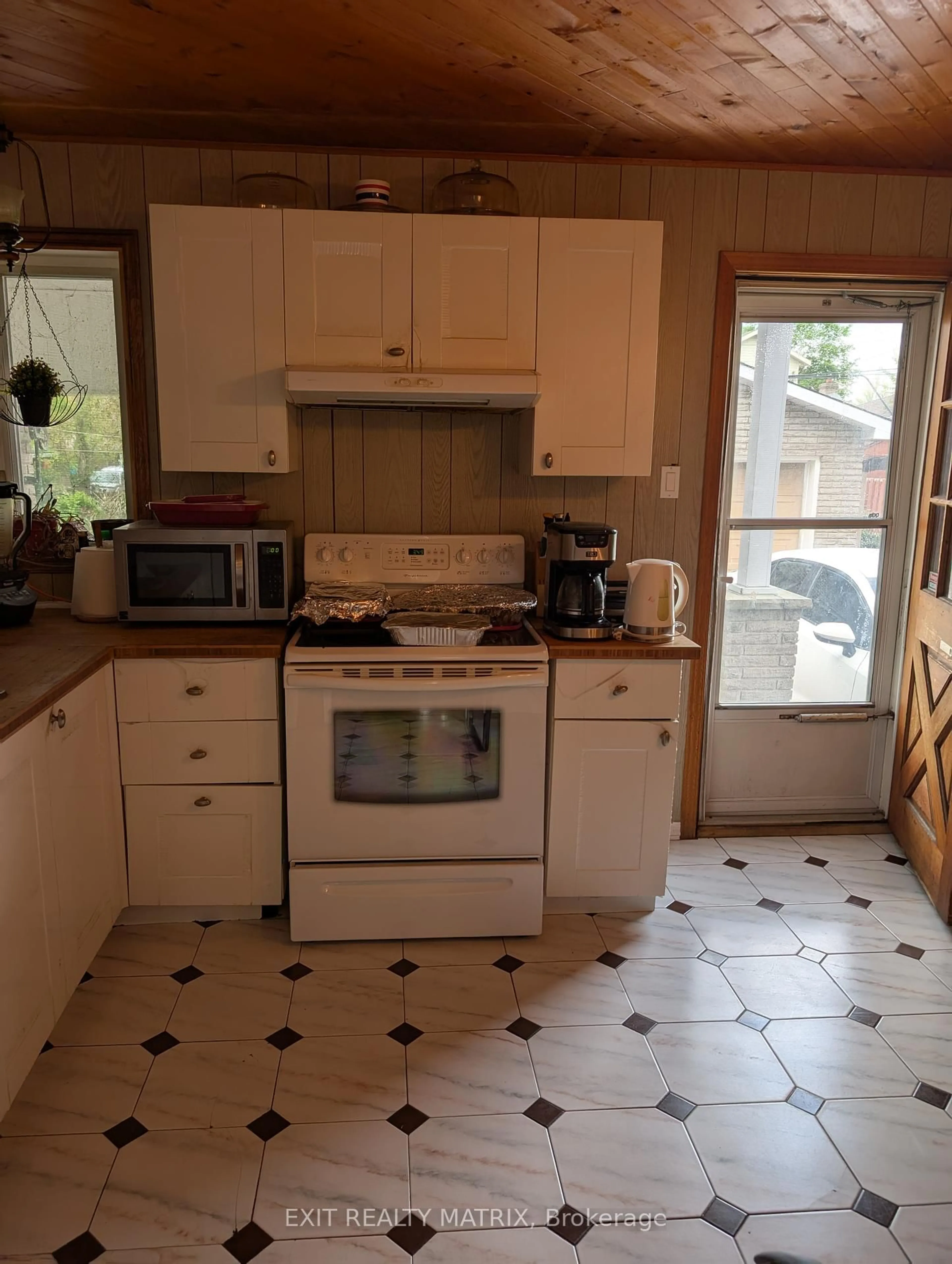 Standard kitchen, ceramic/tile floor for 393 Donald St, Ottawa Ontario K1K 1M2
