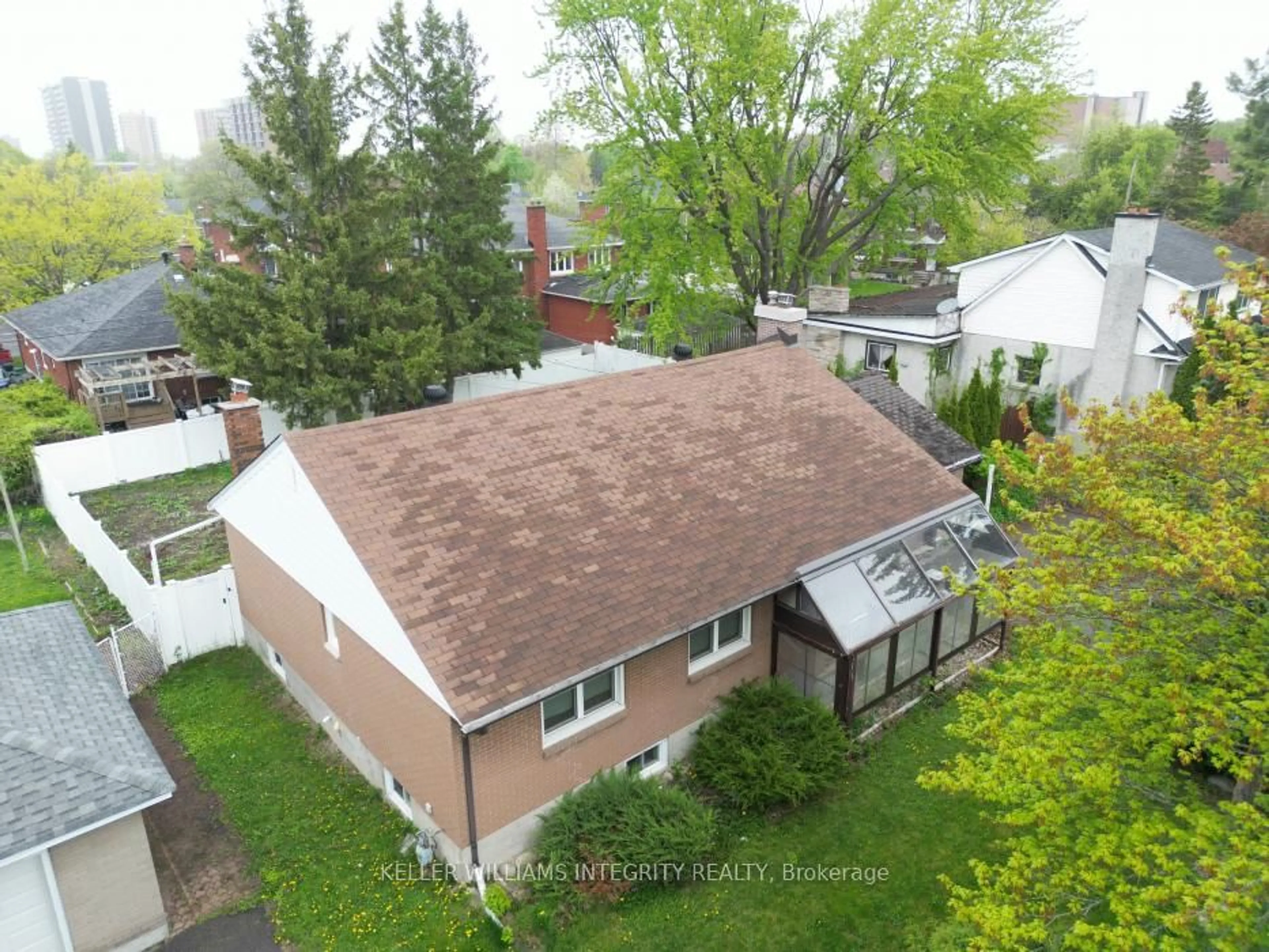 A pic from outside/outdoor area/front of a property/back of a property/a pic from drone, street for 1077 RICHARD Ave, Ottawa Ontario K1H 8C3