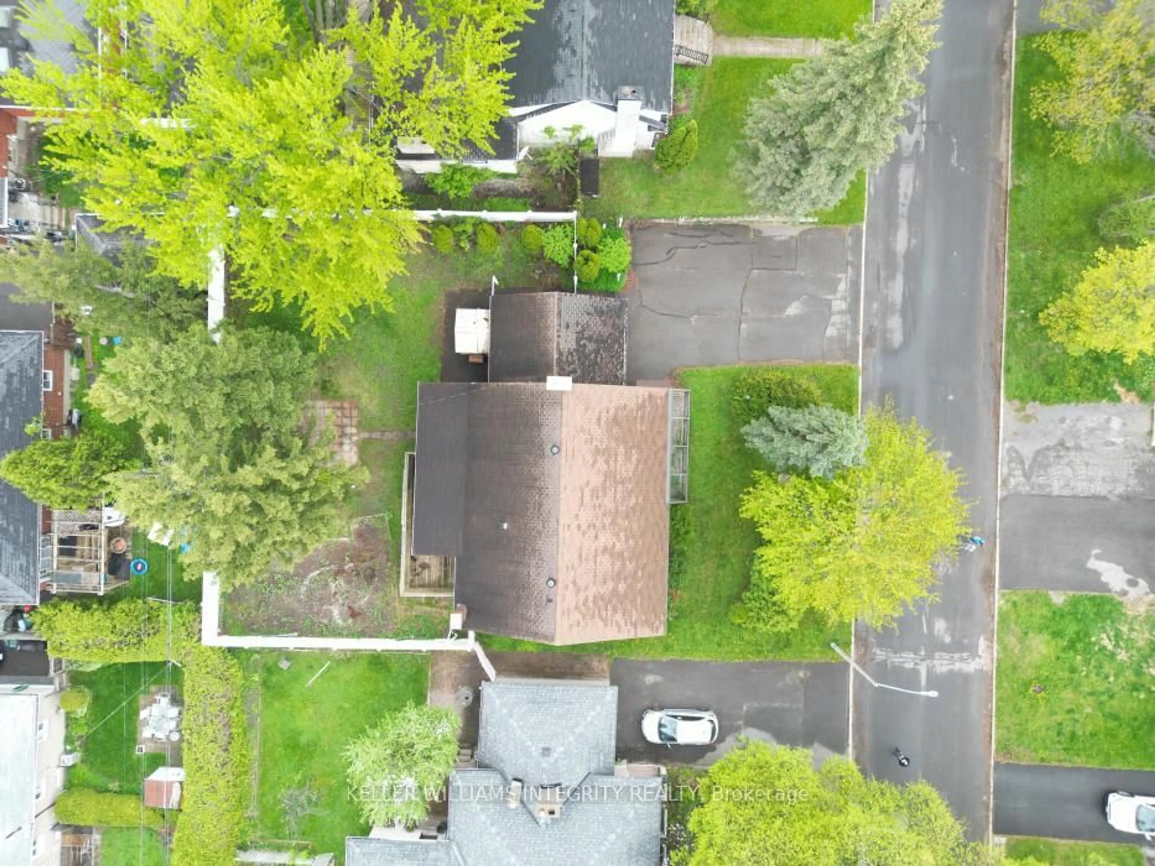 A pic from outside/outdoor area/front of a property/back of a property/a pic from drone, street for 1077 RICHARD Ave, Ottawa Ontario K1H 8C3