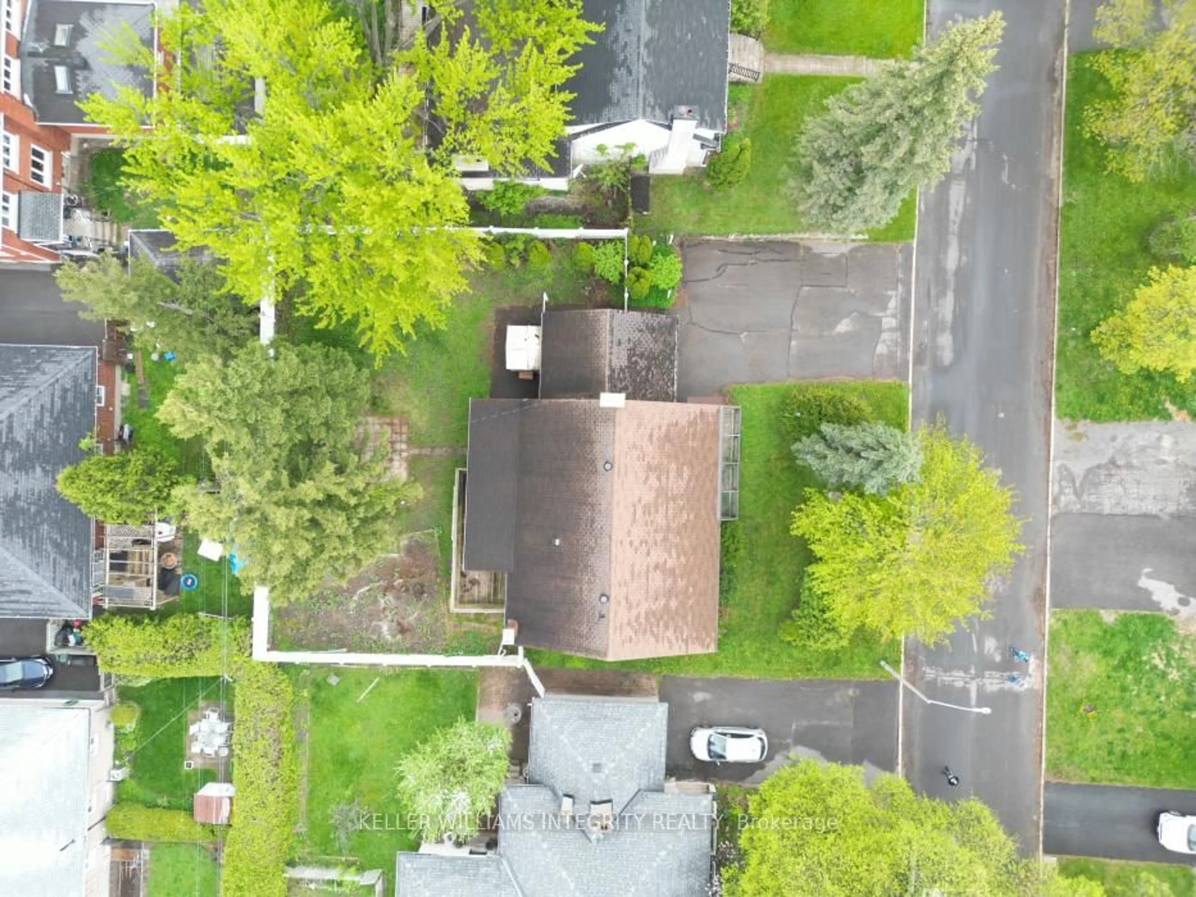 A pic from outside/outdoor area/front of a property/back of a property/a pic from drone, street for 1077 RICHARD Ave, Ottawa Ontario K1H 8C3