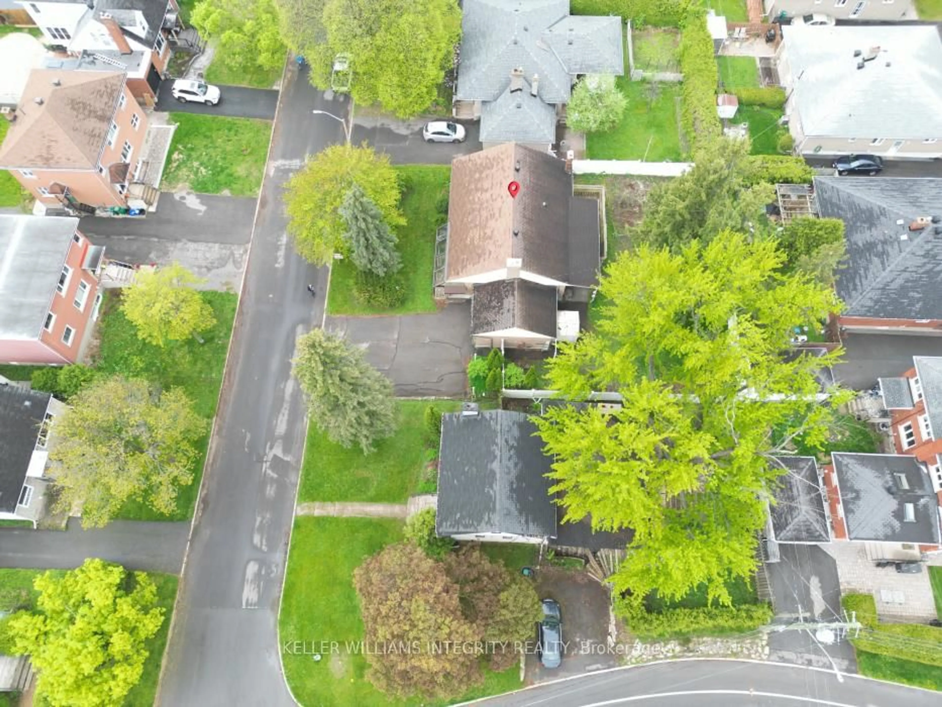 A pic from outside/outdoor area/front of a property/back of a property/a pic from drone, street for 1077 RICHARD Ave, Ottawa Ontario K1H 8C3