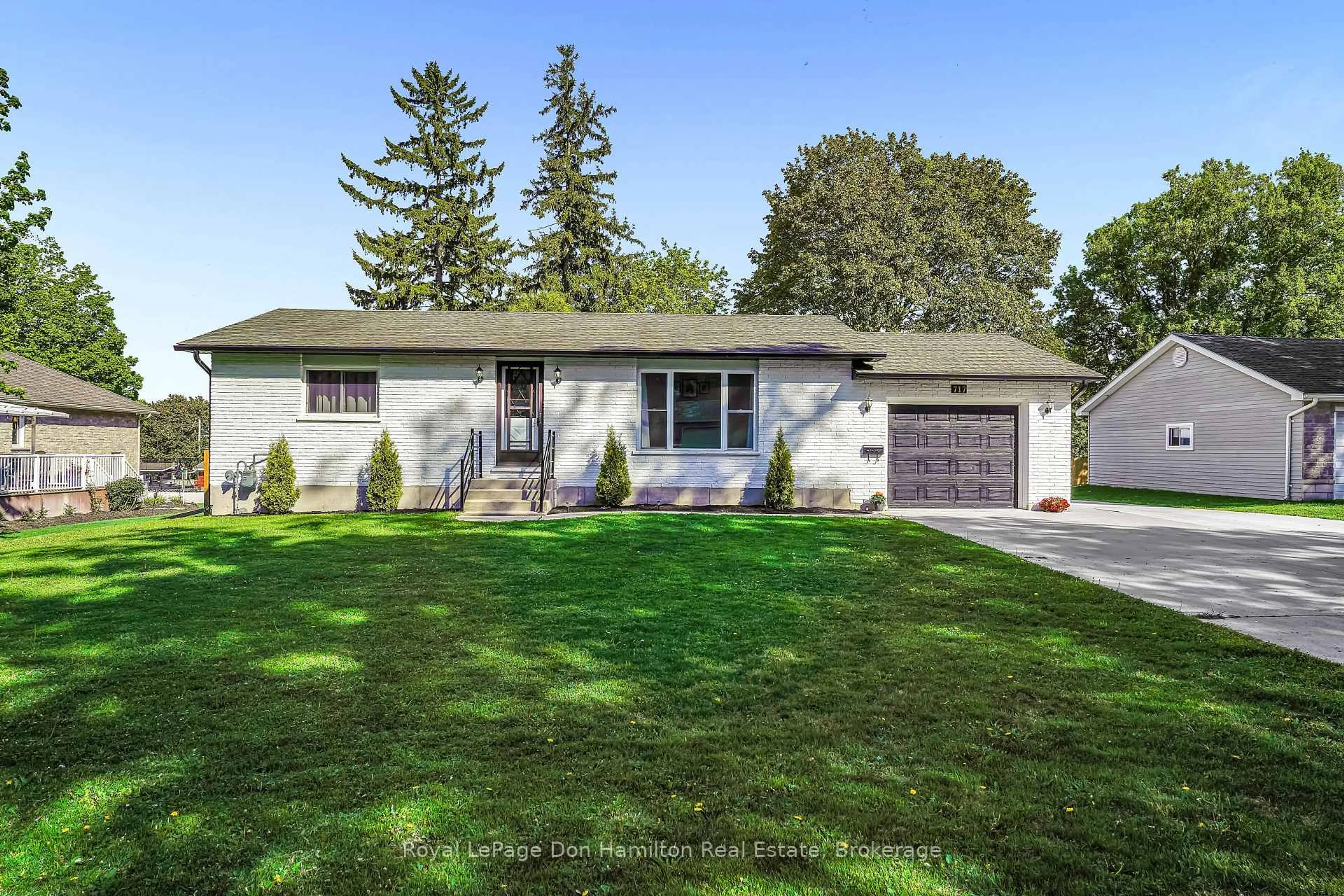 Home with vinyl exterior material, street for 717 Ainley St, Huron East Ontario N0G 1H0