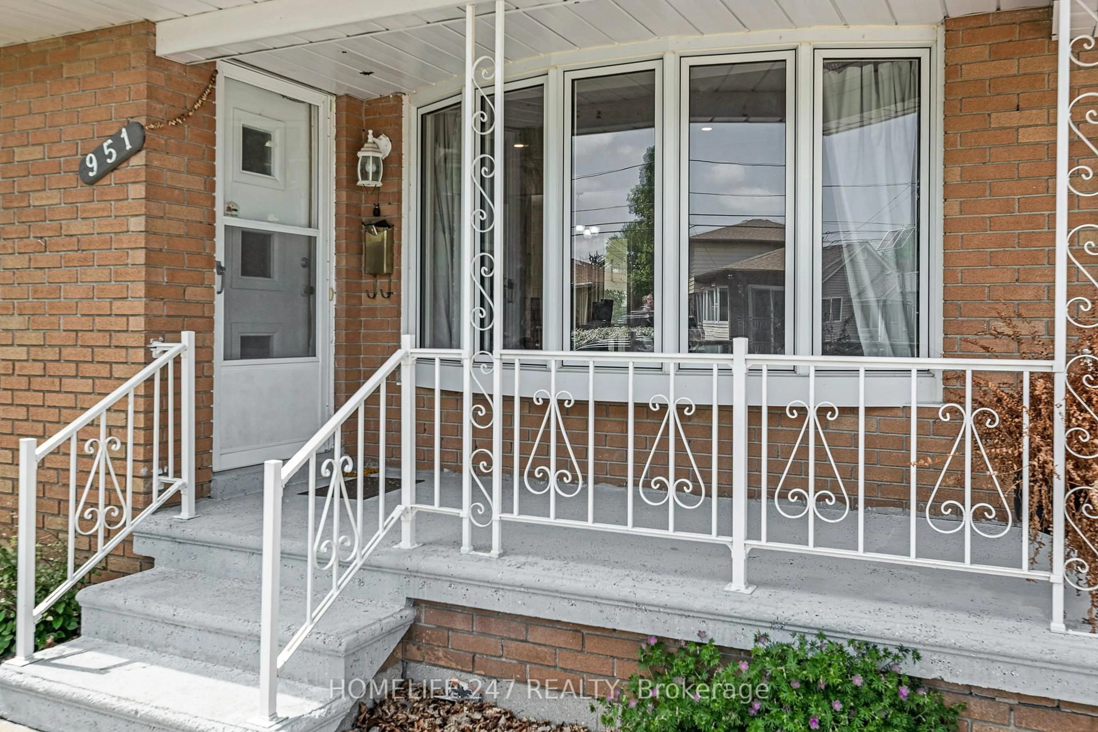 Indoor entryway for 951 Riverdale Ave, Windsor Ontario N8S 4C4