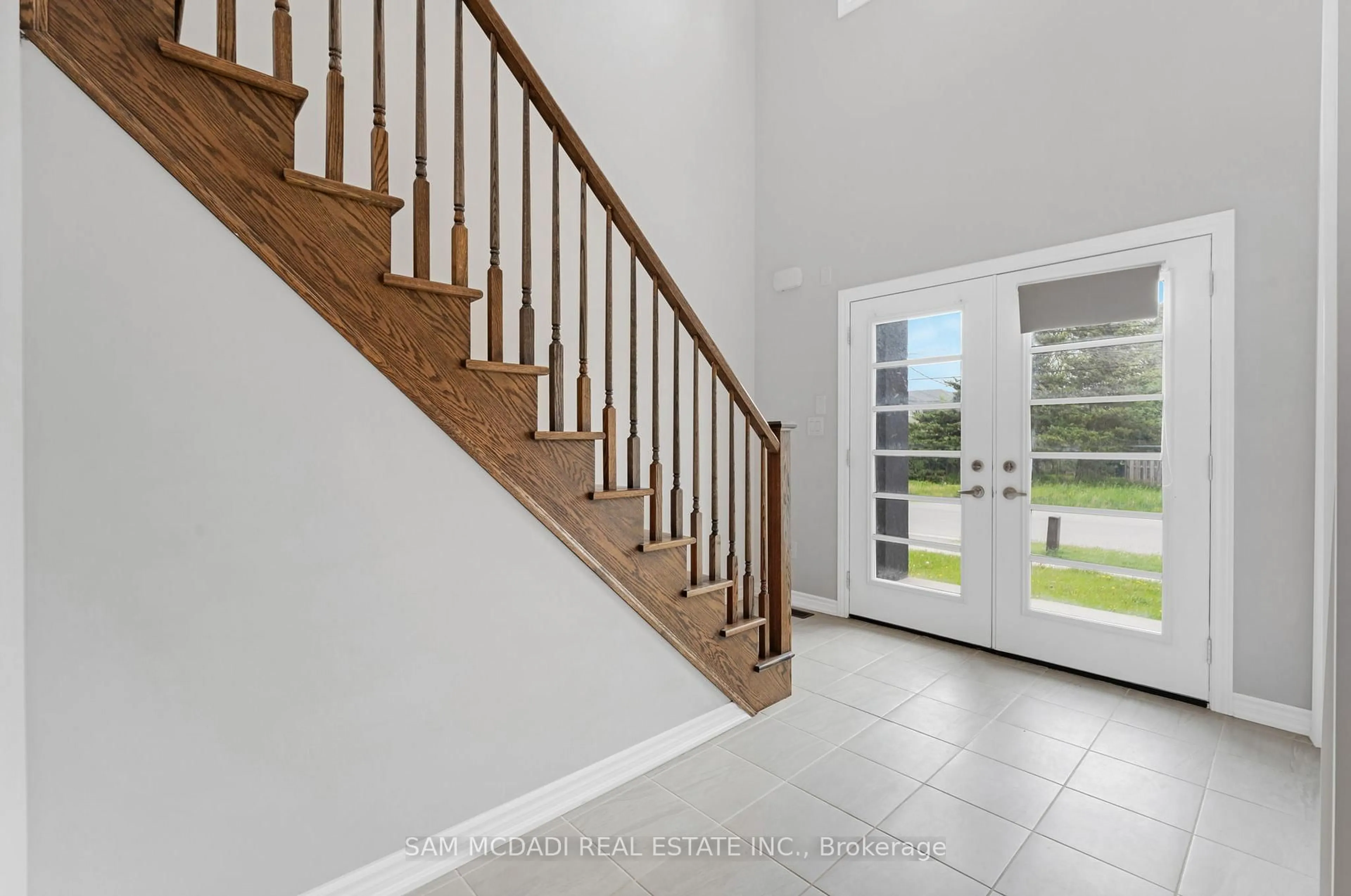 Indoor entryway for 94 McCabe Ave, Welland Ontario L3B 0H5