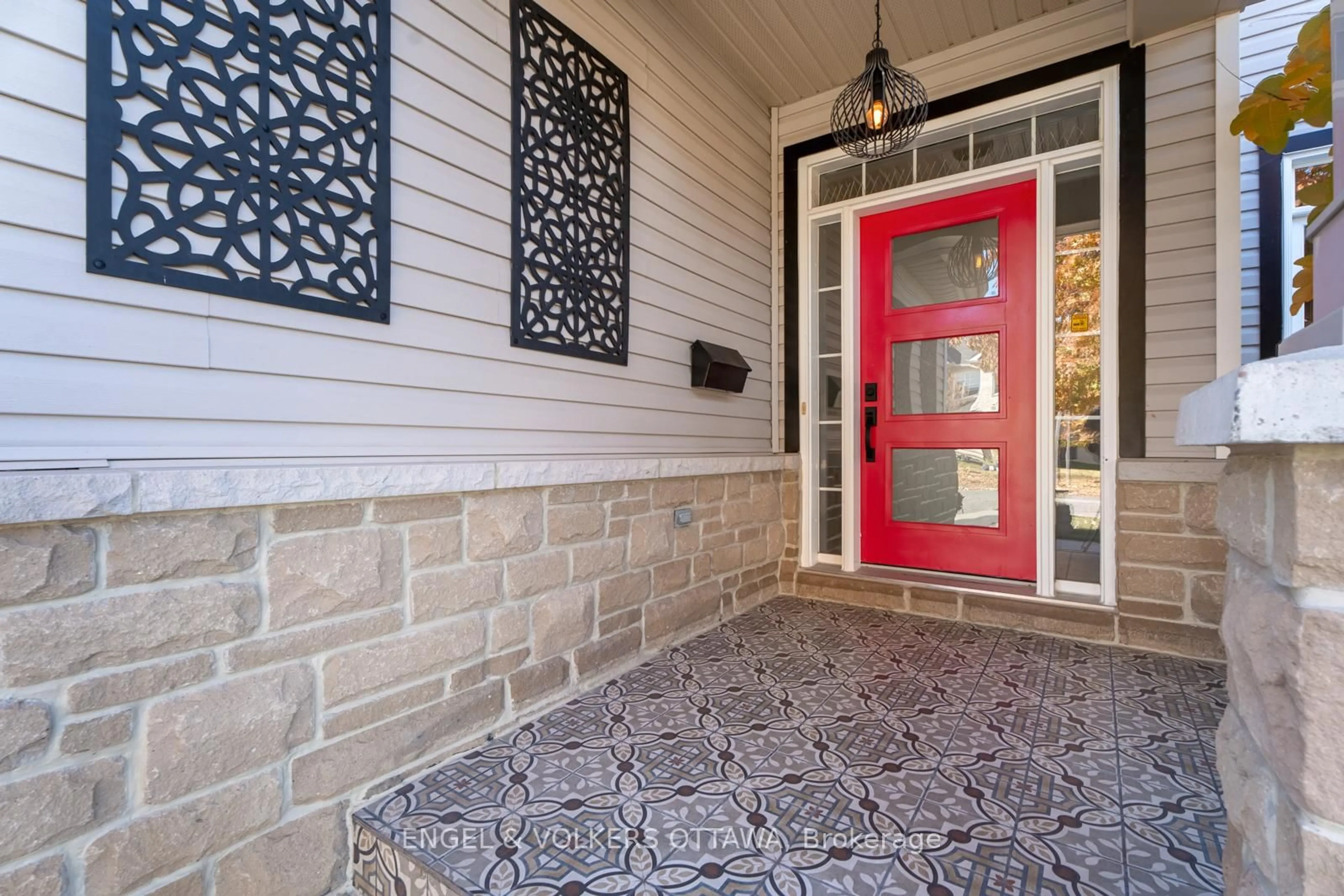 Indoor entryway for 341 Shadehill Cres, Ottawa Ontario K2J 0L6