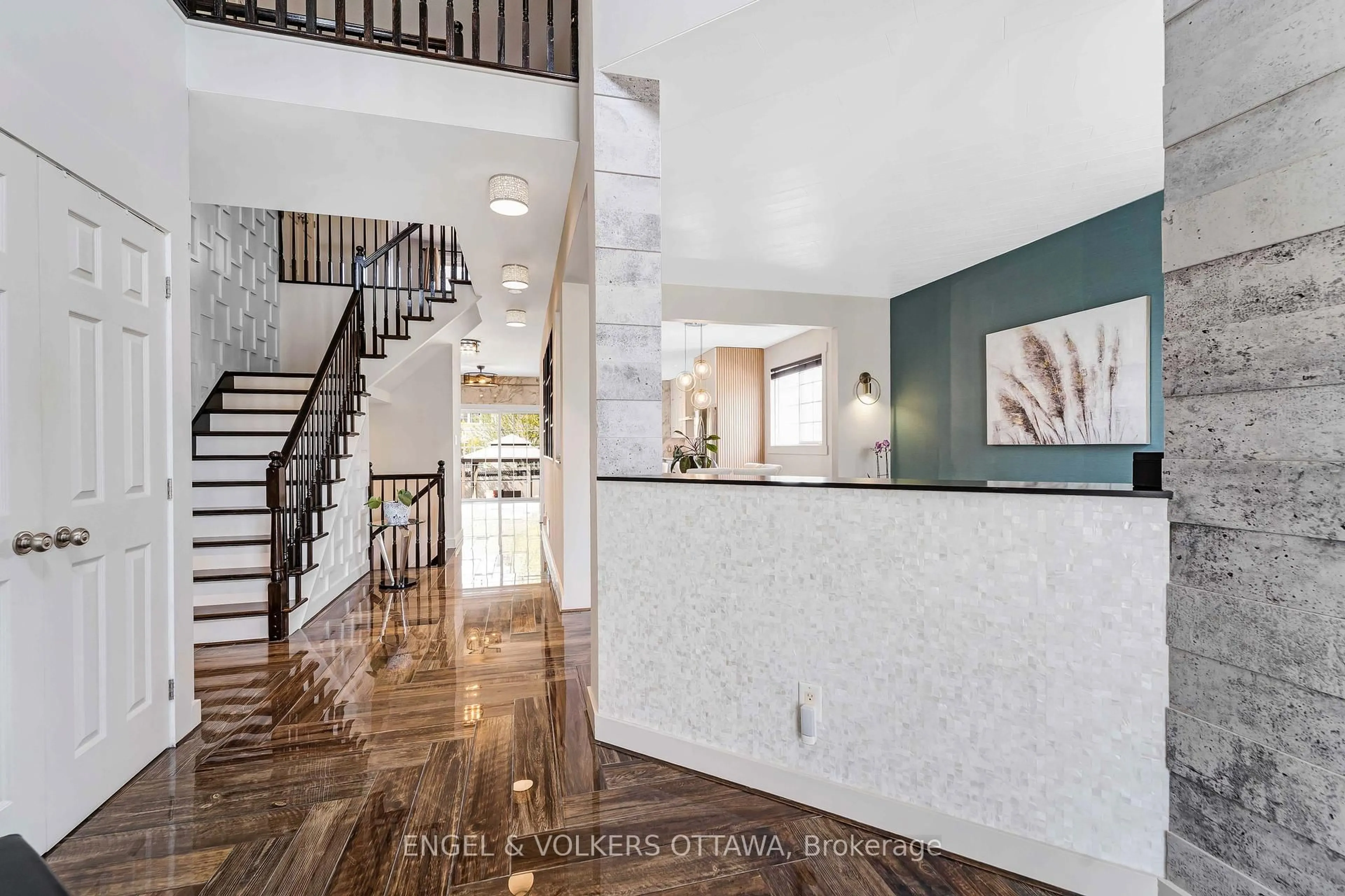 Indoor entryway for 341 Shadehill Cres, Ottawa Ontario K2J 0L6