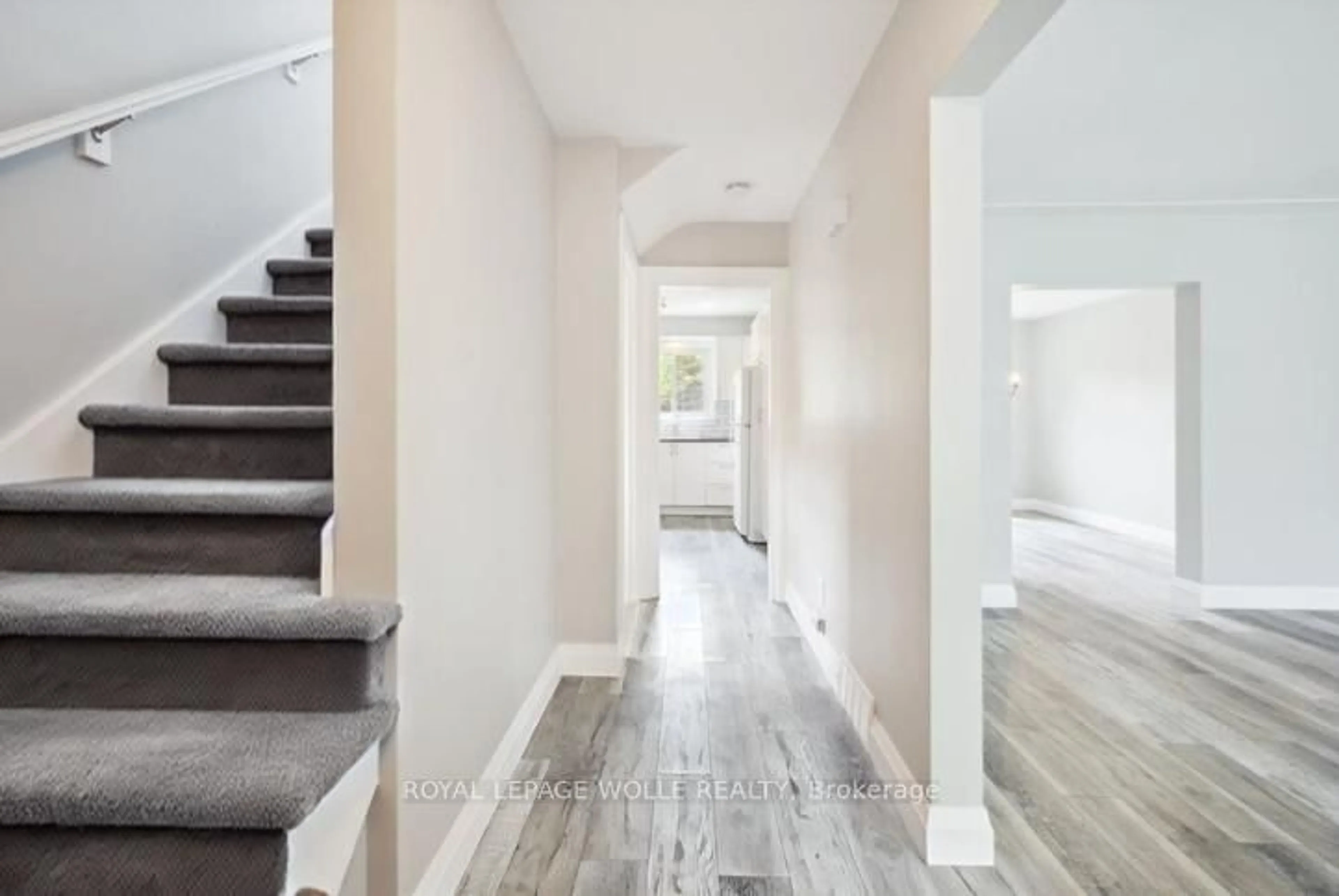 Indoor entryway for 15-17 Shaftsbury Dr, Kitchener Ontario N2A 1N4