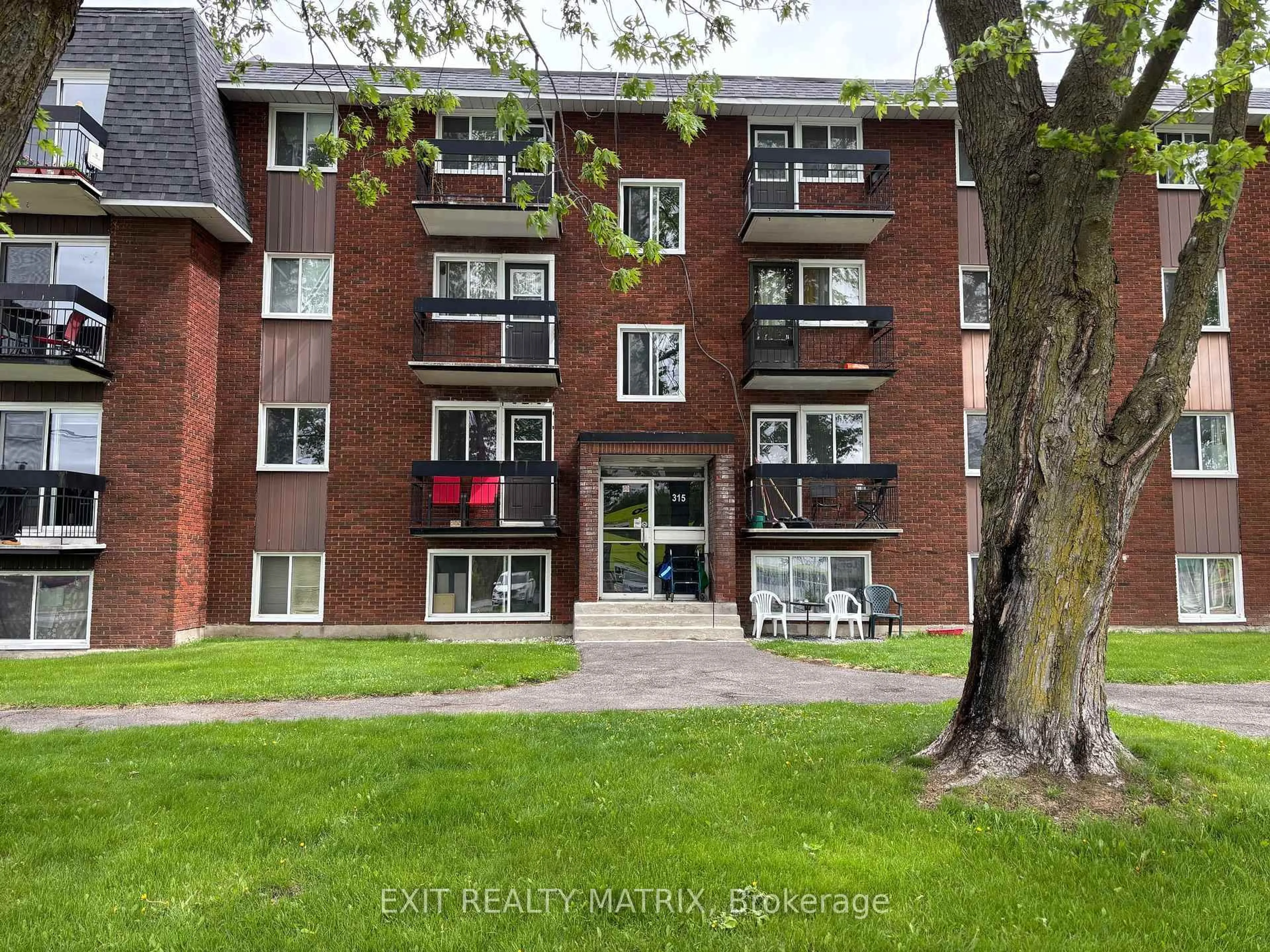 A pic from outside/outdoor area/front of a property/back of a property/a pic from drone, street for 315 Spence Ave #2006, Hawkesbury Ontario K6A 3A4