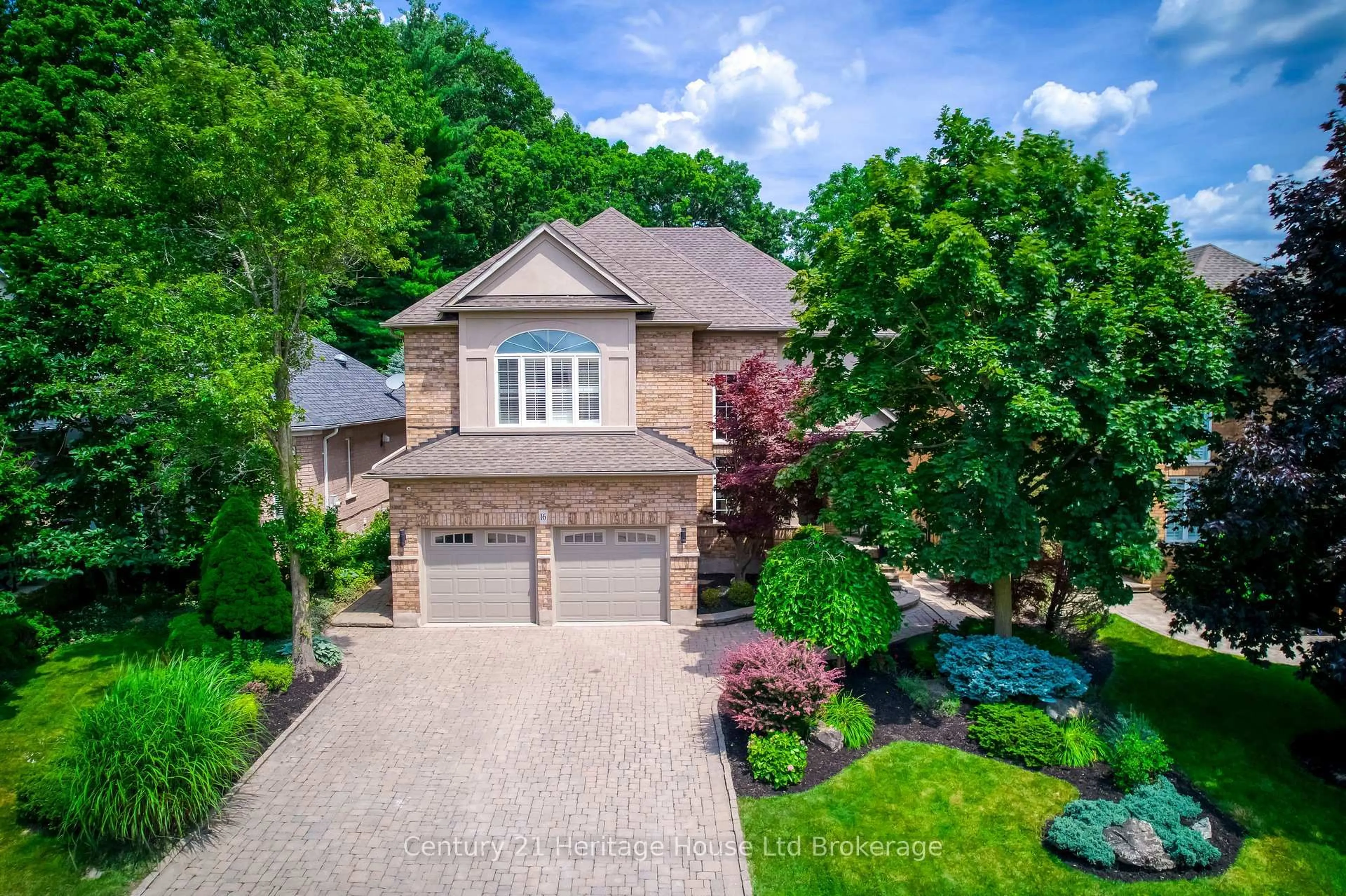 A pic from outside/outdoor area/front of a property/back of a property/a pic from drone, street for 16 Sweetman Dr, Hamilton Ontario L9H 7N6