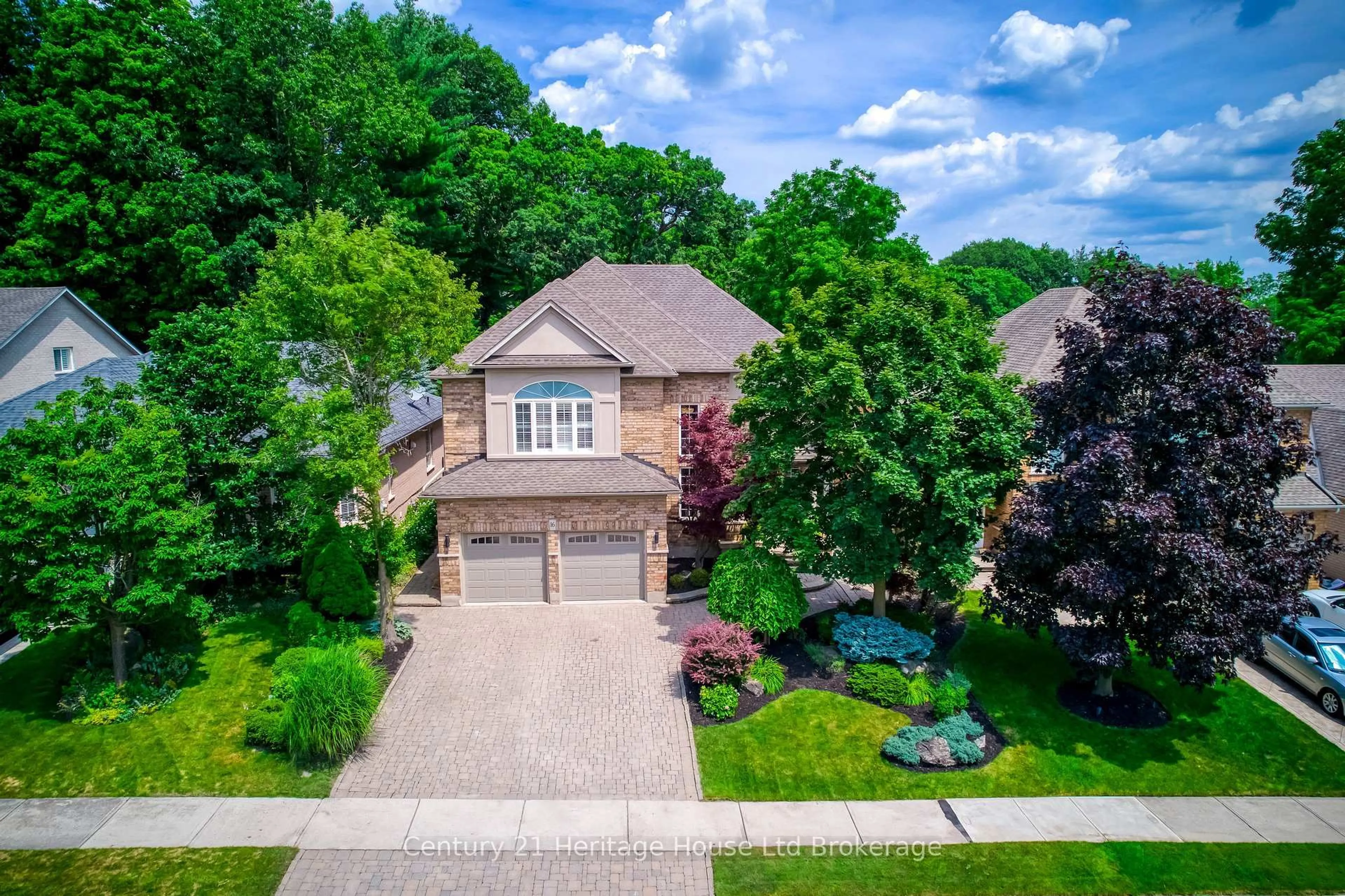 A pic from outside/outdoor area/front of a property/back of a property/a pic from drone, street for 16 Sweetman Dr, Hamilton Ontario L9H 7N6