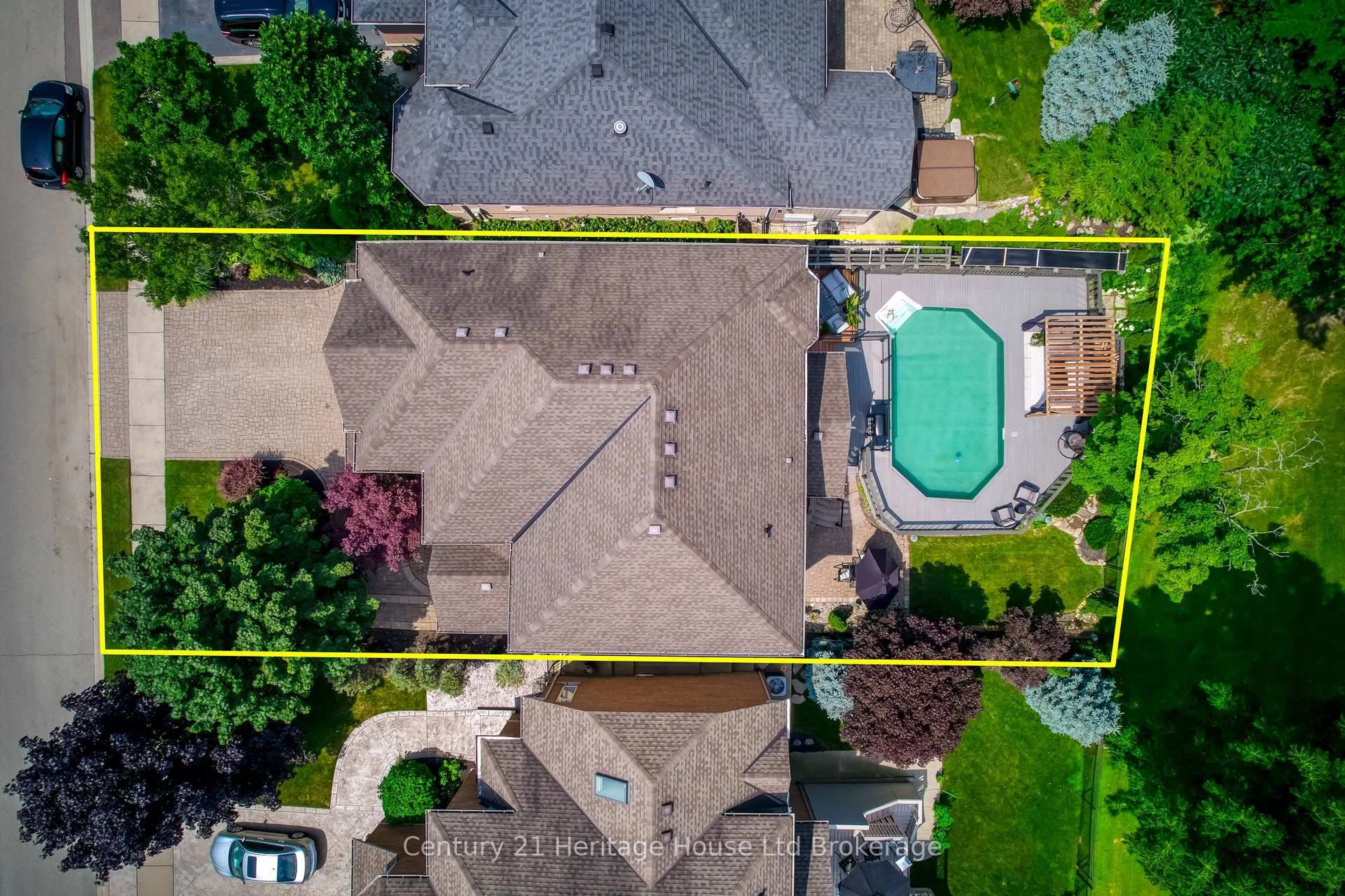A pic from outside/outdoor area/front of a property/back of a property/a pic from drone, street for 16 Sweetman Dr, Hamilton Ontario L9H 7N6