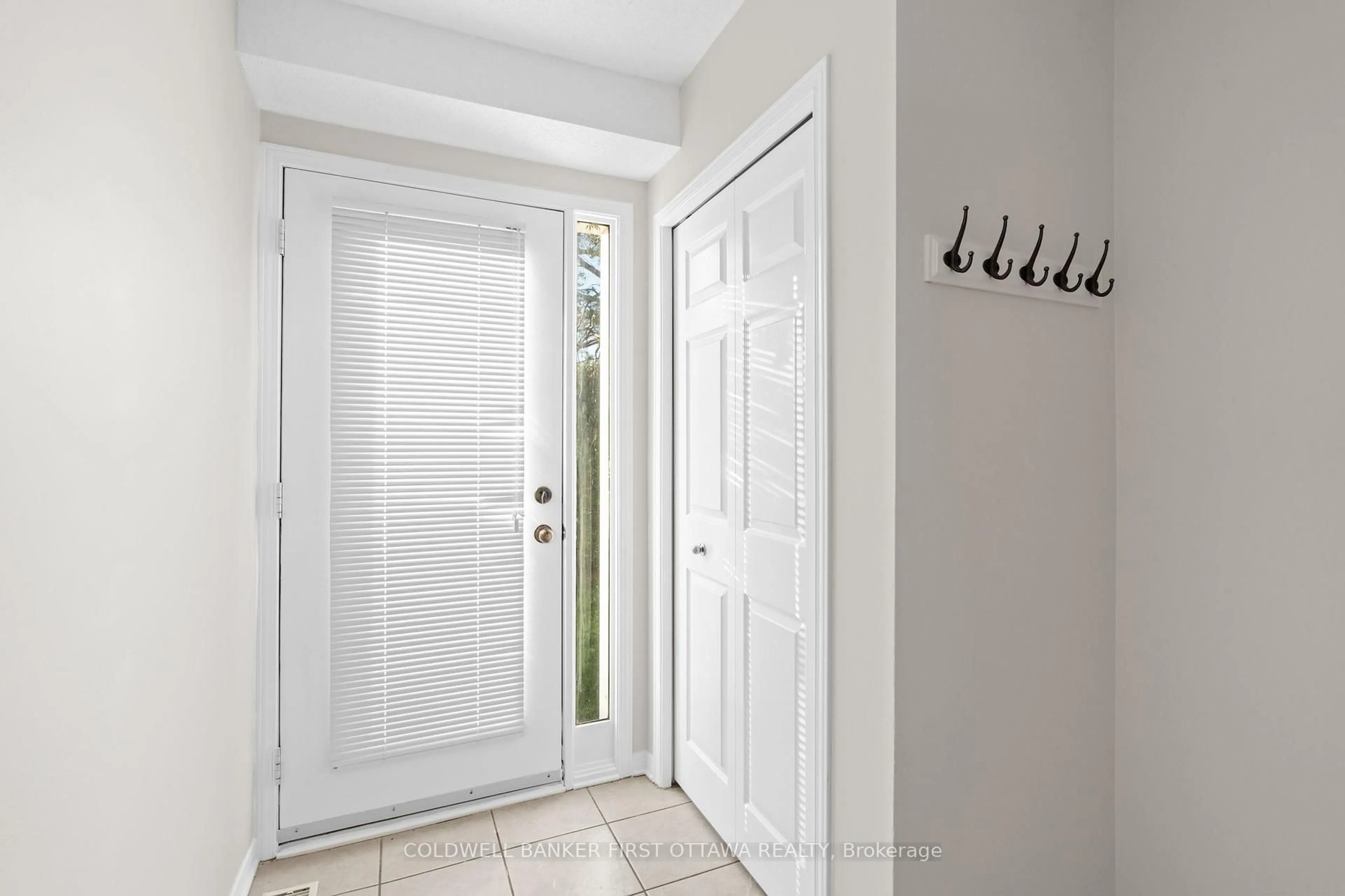 Indoor entryway for 106 MONTEREY Dr, Ottawa Ontario K2H 7A8