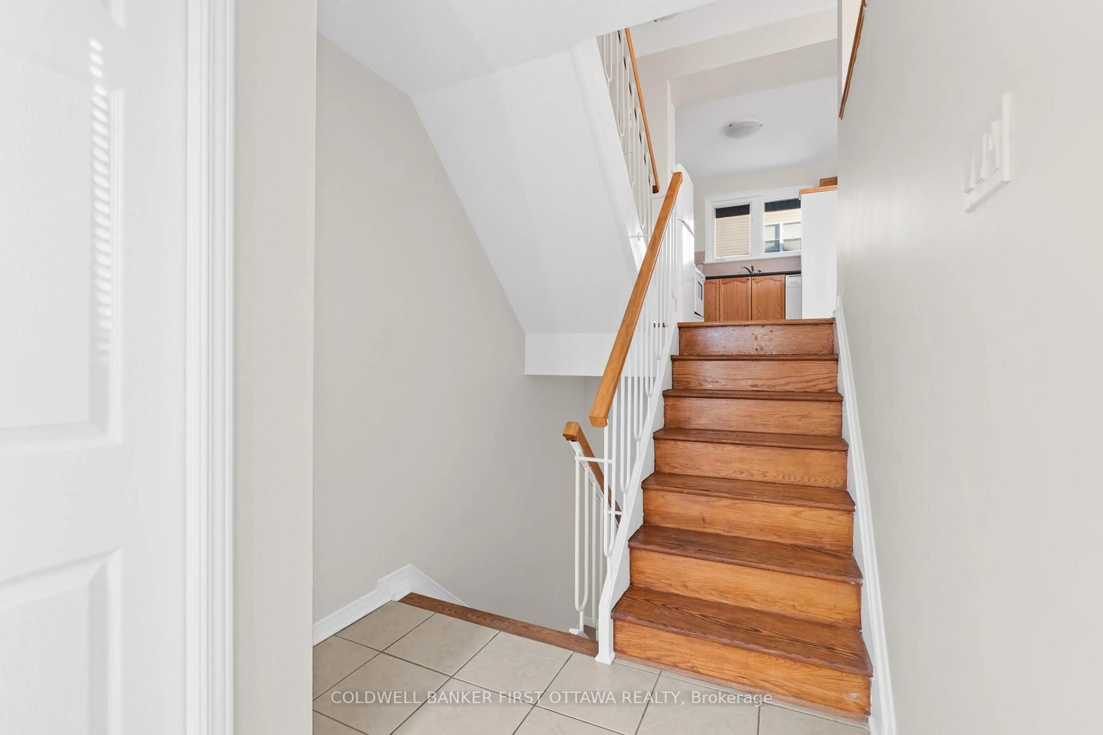 Stairs for 106 MONTEREY Dr, Ottawa Ontario K2H 7A8