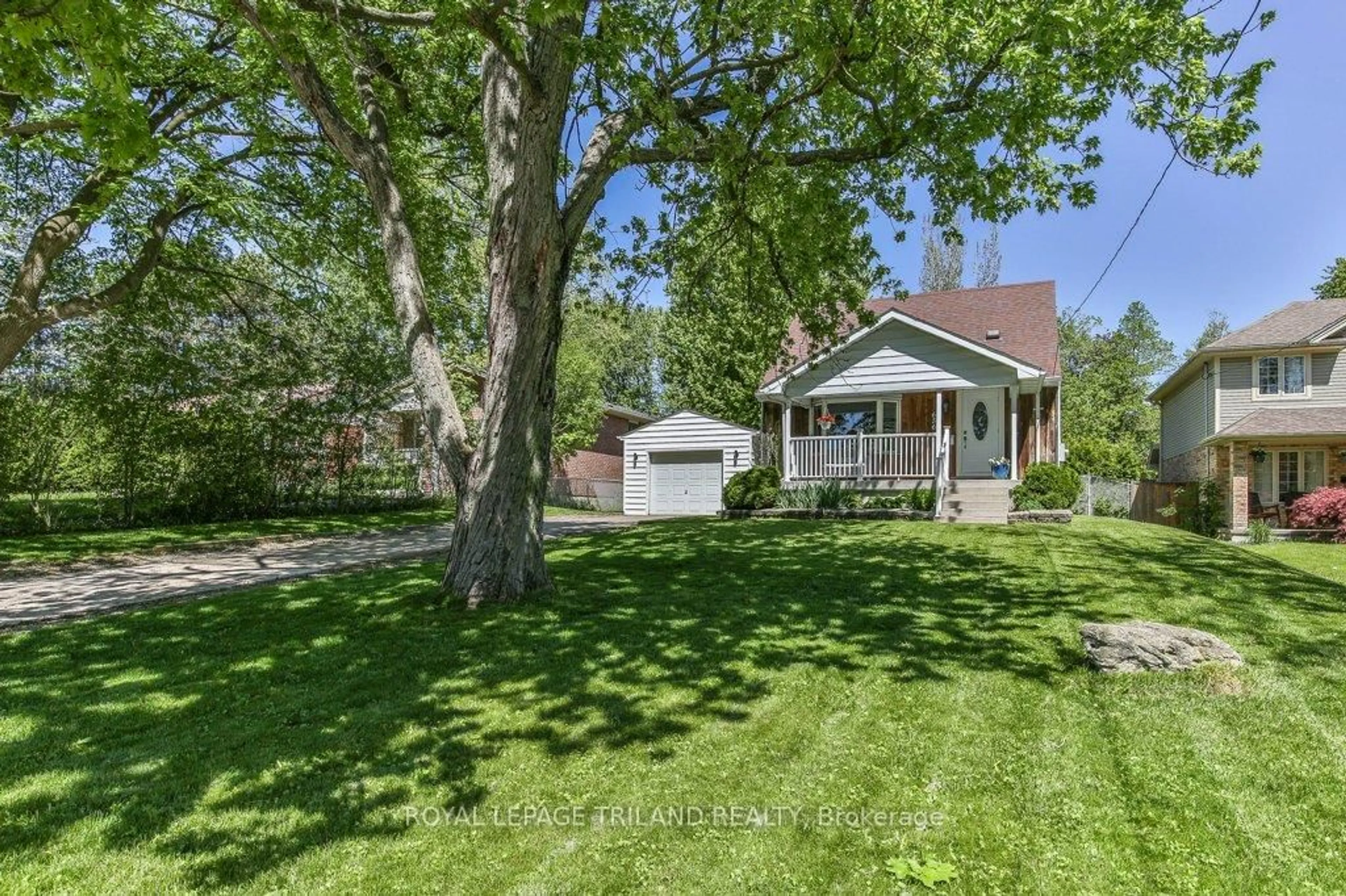 A pic from outside/outdoor area/front of a property/back of a property/a pic from drone, street for 656 EDEN Ave, London South Ontario N6C 2Z7