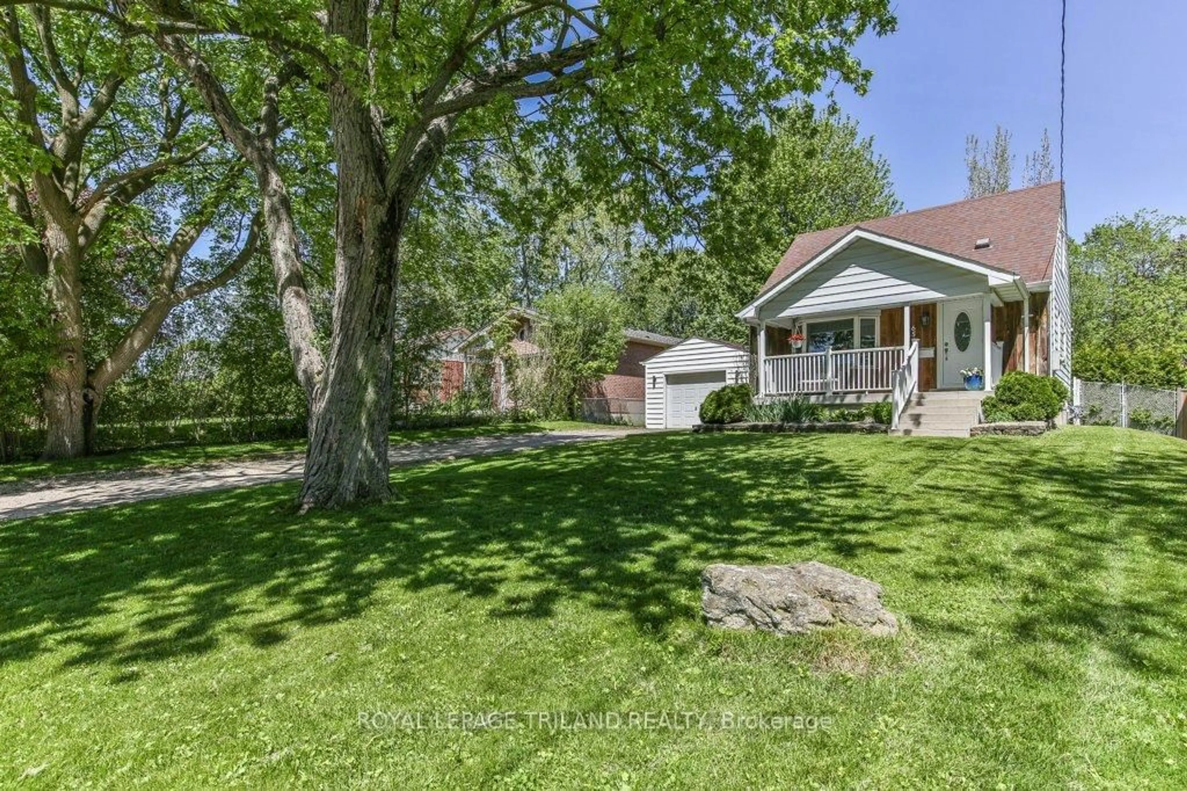 A pic from outside/outdoor area/front of a property/back of a property/a pic from drone, street for 656 EDEN Ave, London South Ontario N6C 2Z7