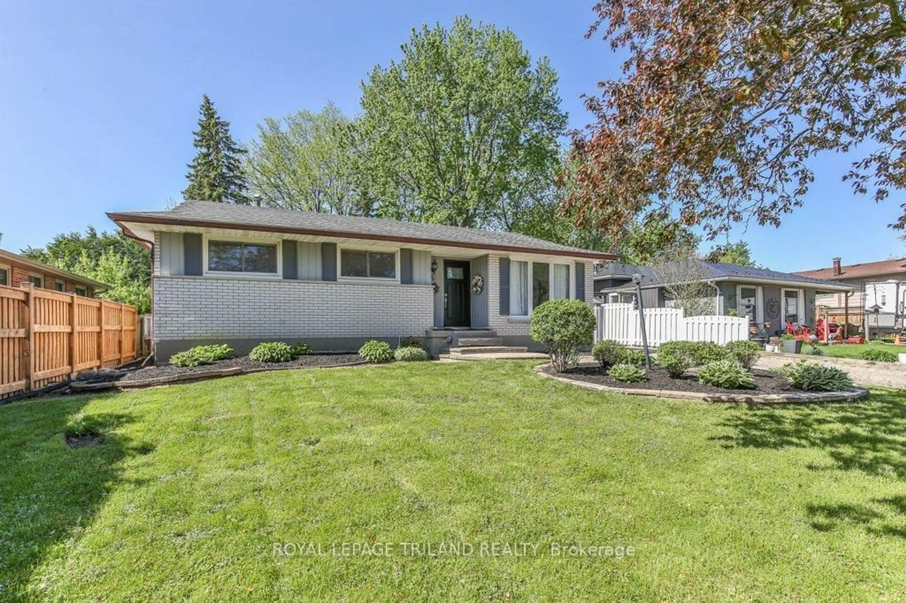 Home with vinyl exterior material, street for 76 MASSON Crt, London South Ontario N6E 1H3