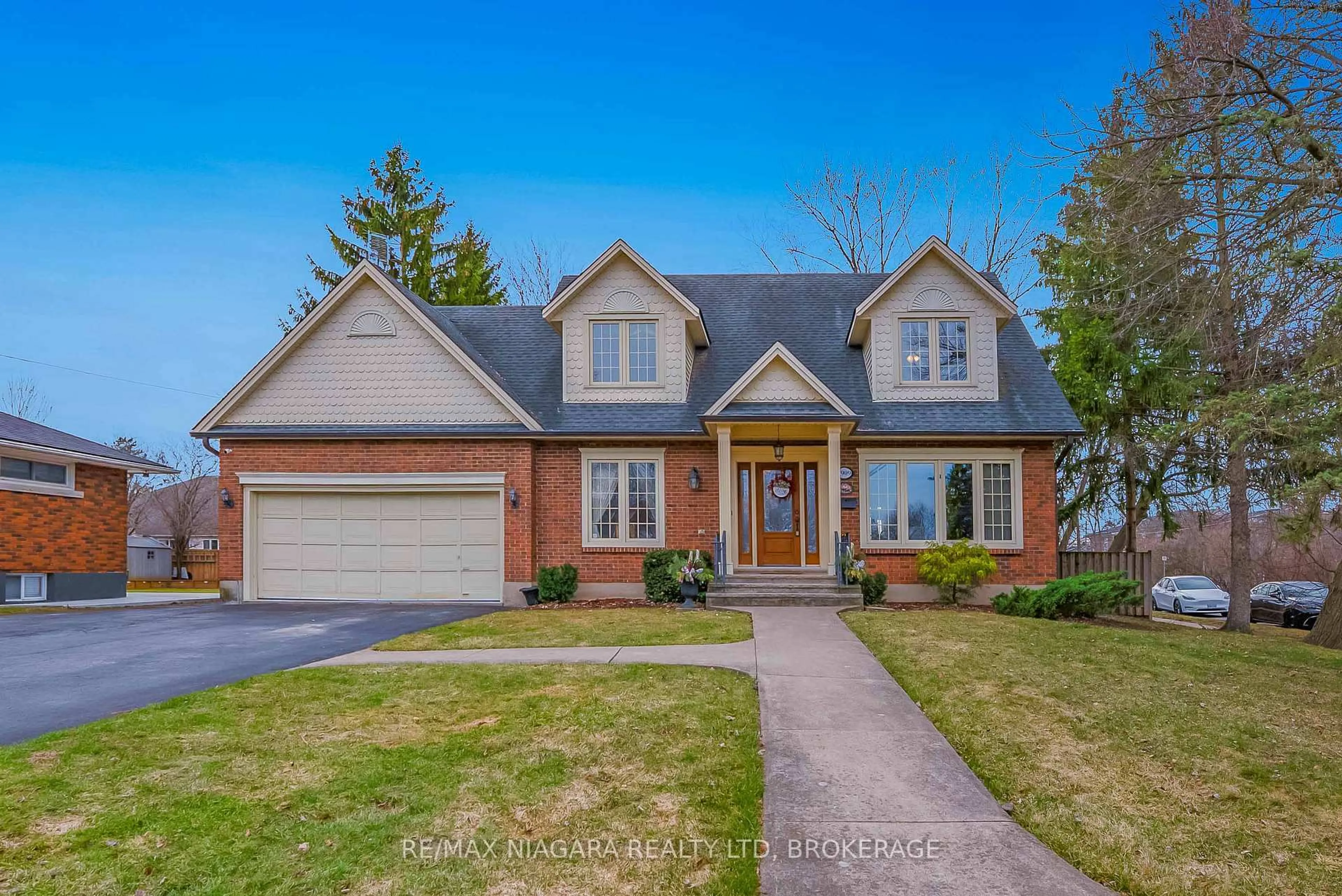 Home with brick exterior material, street for 7909 Sarah St, Niagara Falls Ontario L2G 6T6