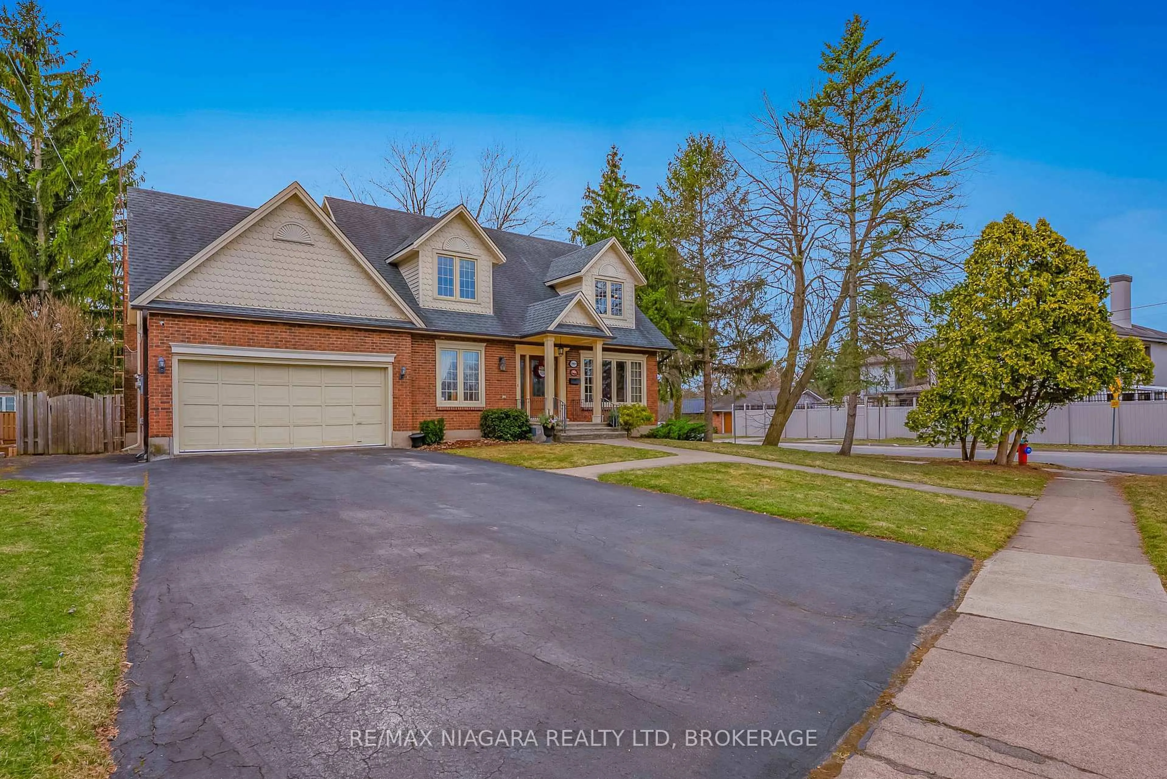 A pic from outside/outdoor area/front of a property/back of a property/a pic from drone, street for 7909 Sarah St, Niagara Falls Ontario L2G 6T6