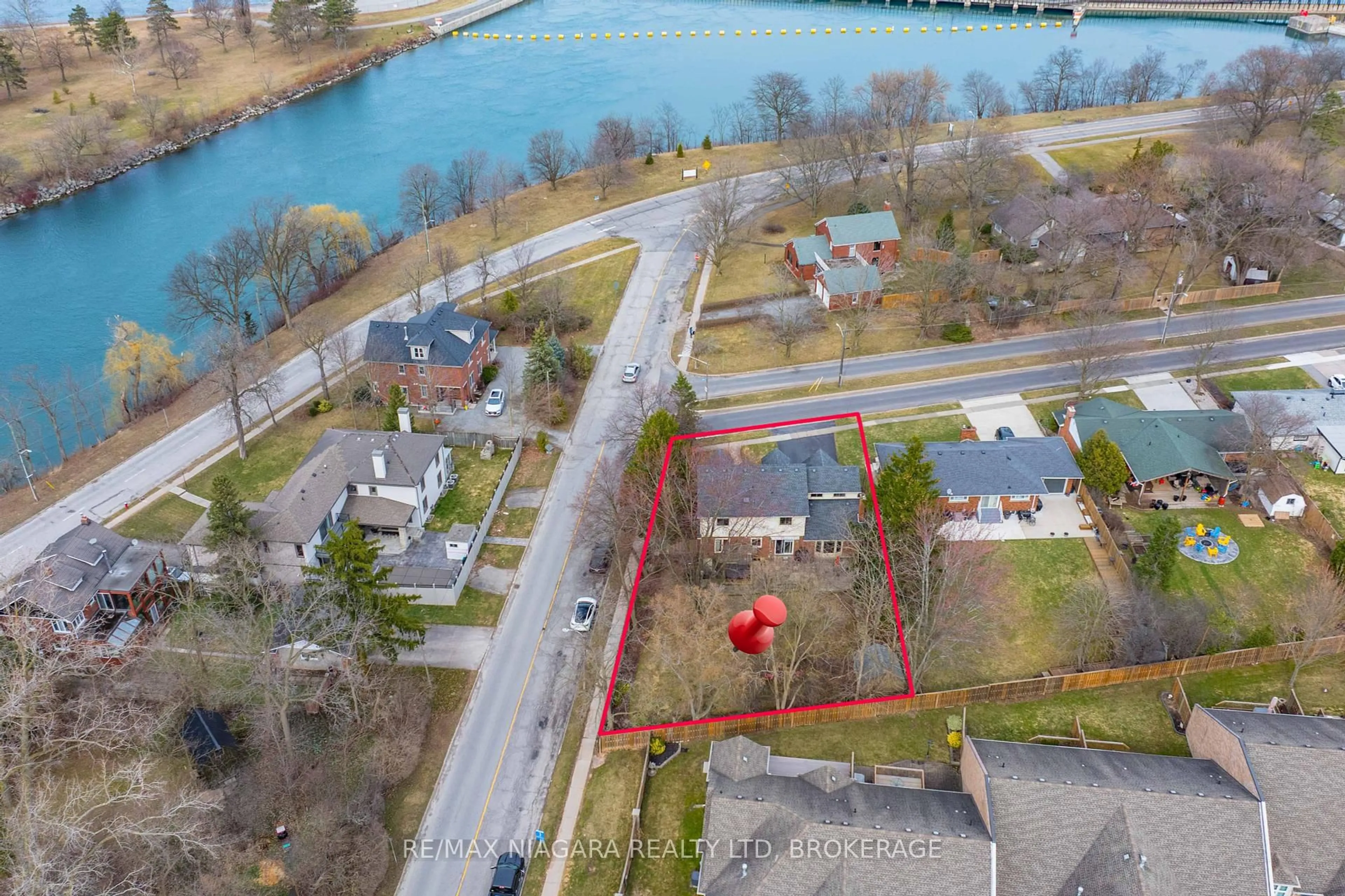 A pic from outside/outdoor area/front of a property/back of a property/a pic from drone, water/lake/river/ocean view for 7909 Sarah St, Niagara Falls Ontario L2G 6T6