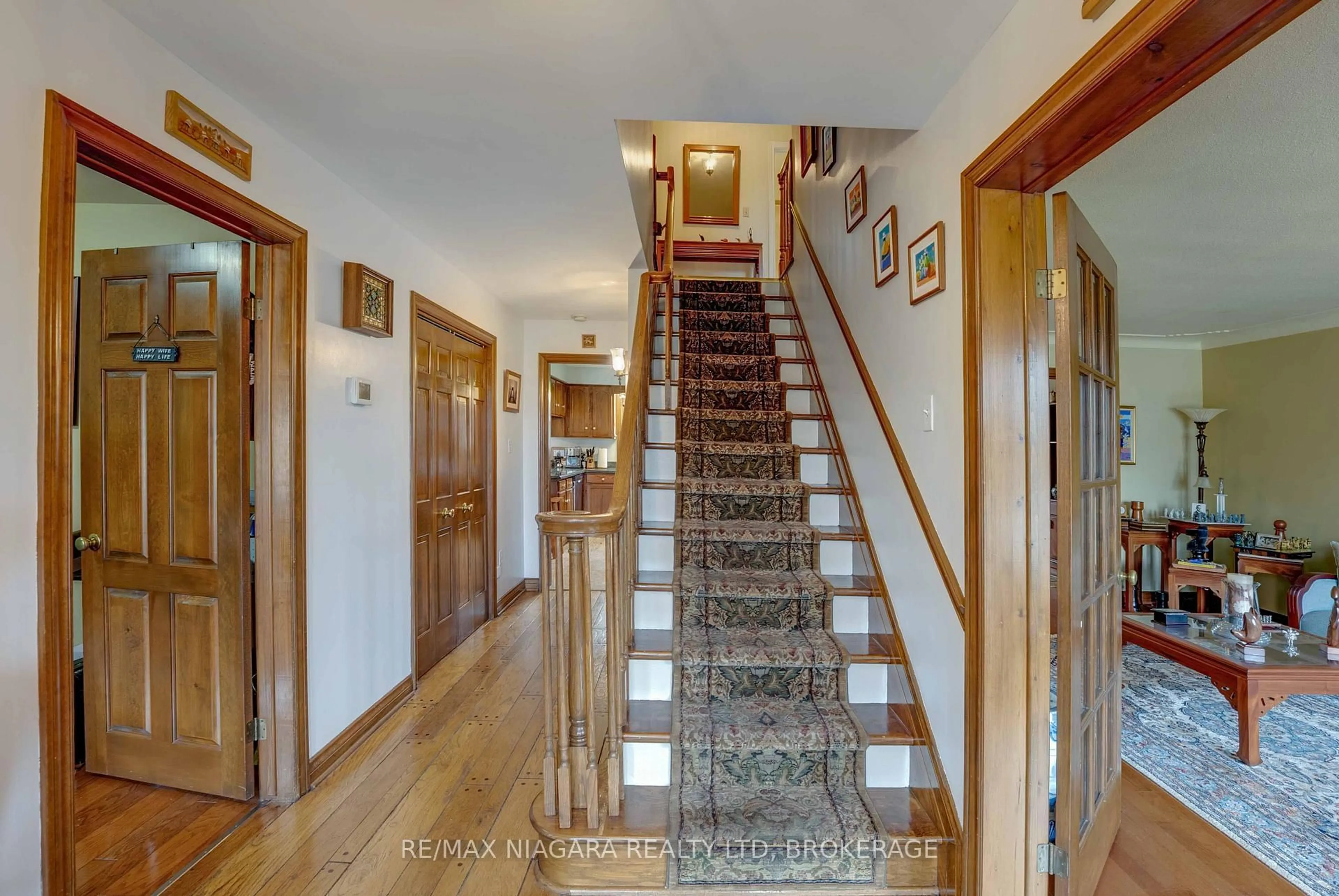 Indoor foyer for 7909 Sarah St, Niagara Falls Ontario L2G 6T6