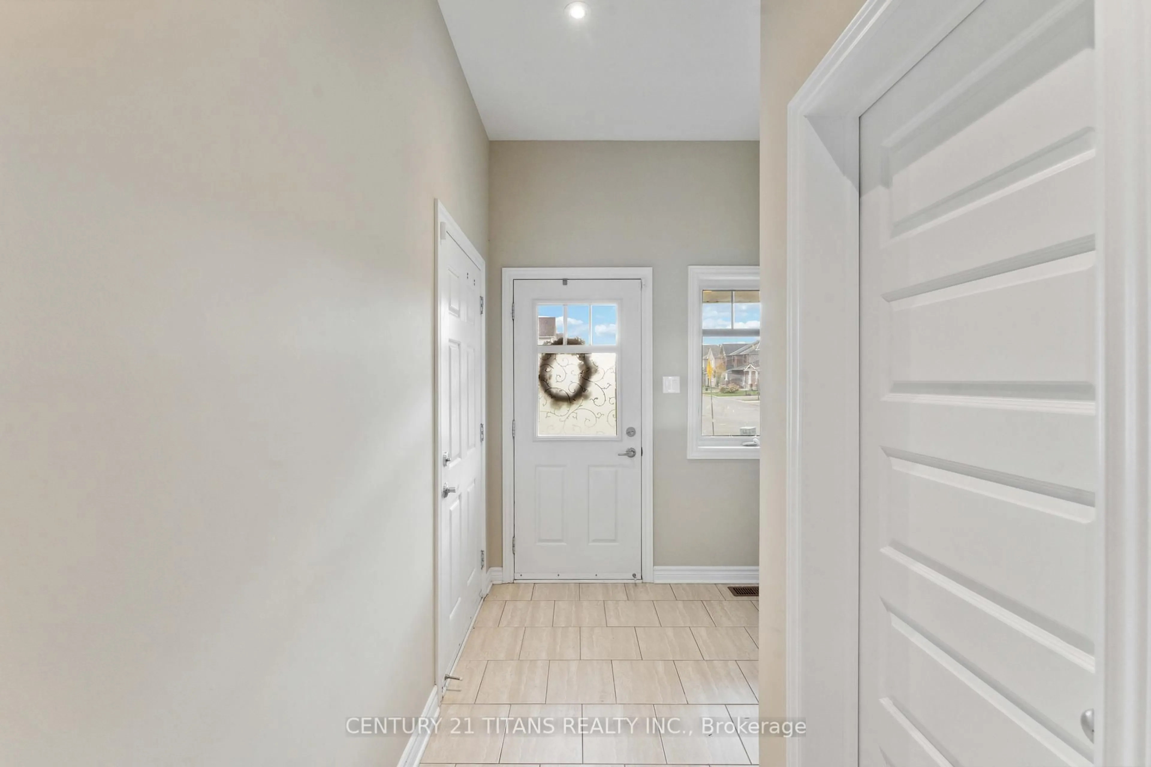 Indoor entryway for 812 Ashenvale Way, Orleans Ontario K4A 0R3