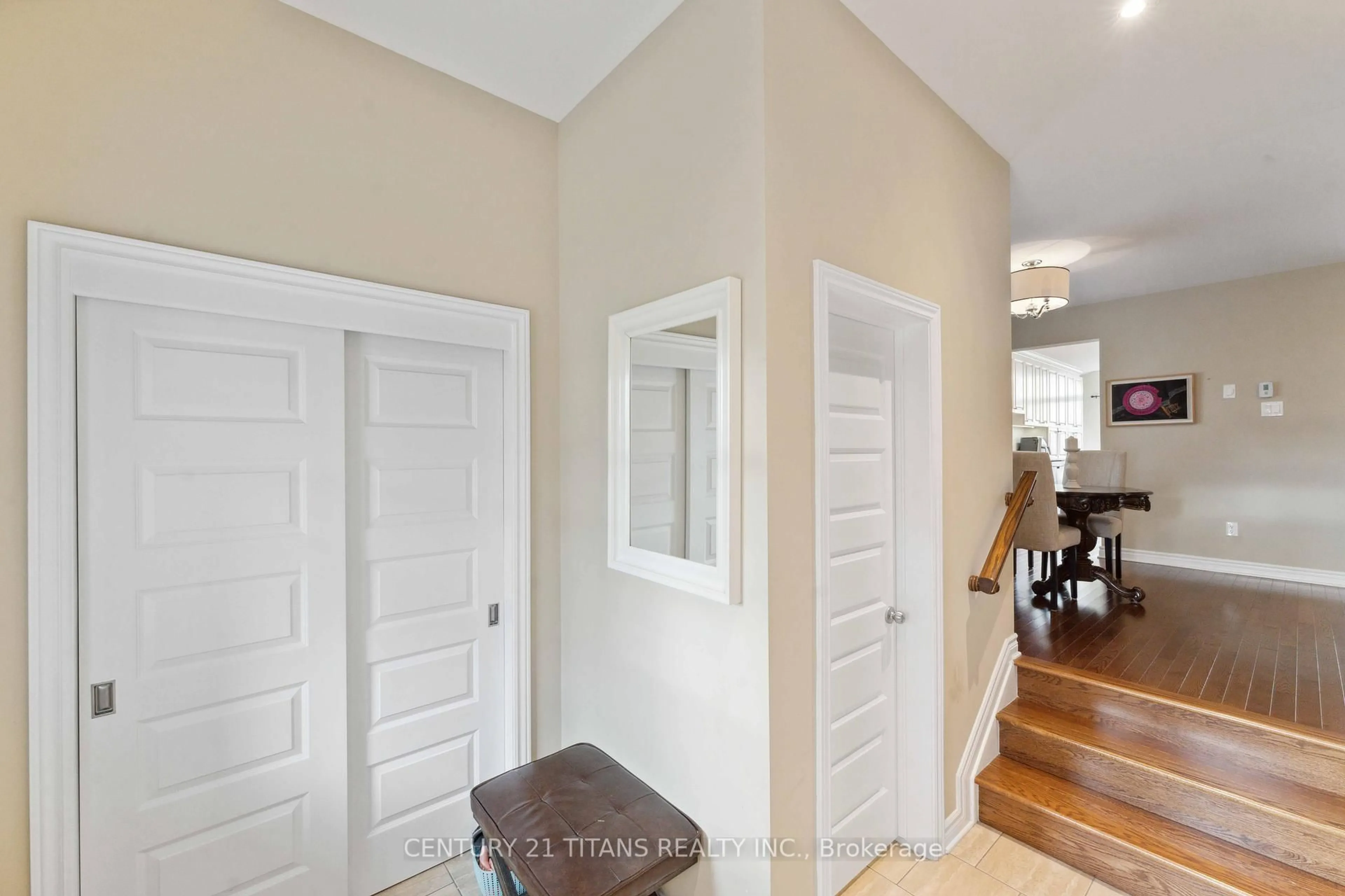 Indoor entryway for 812 Ashenvale Way, Orleans Ontario K4A 0R3