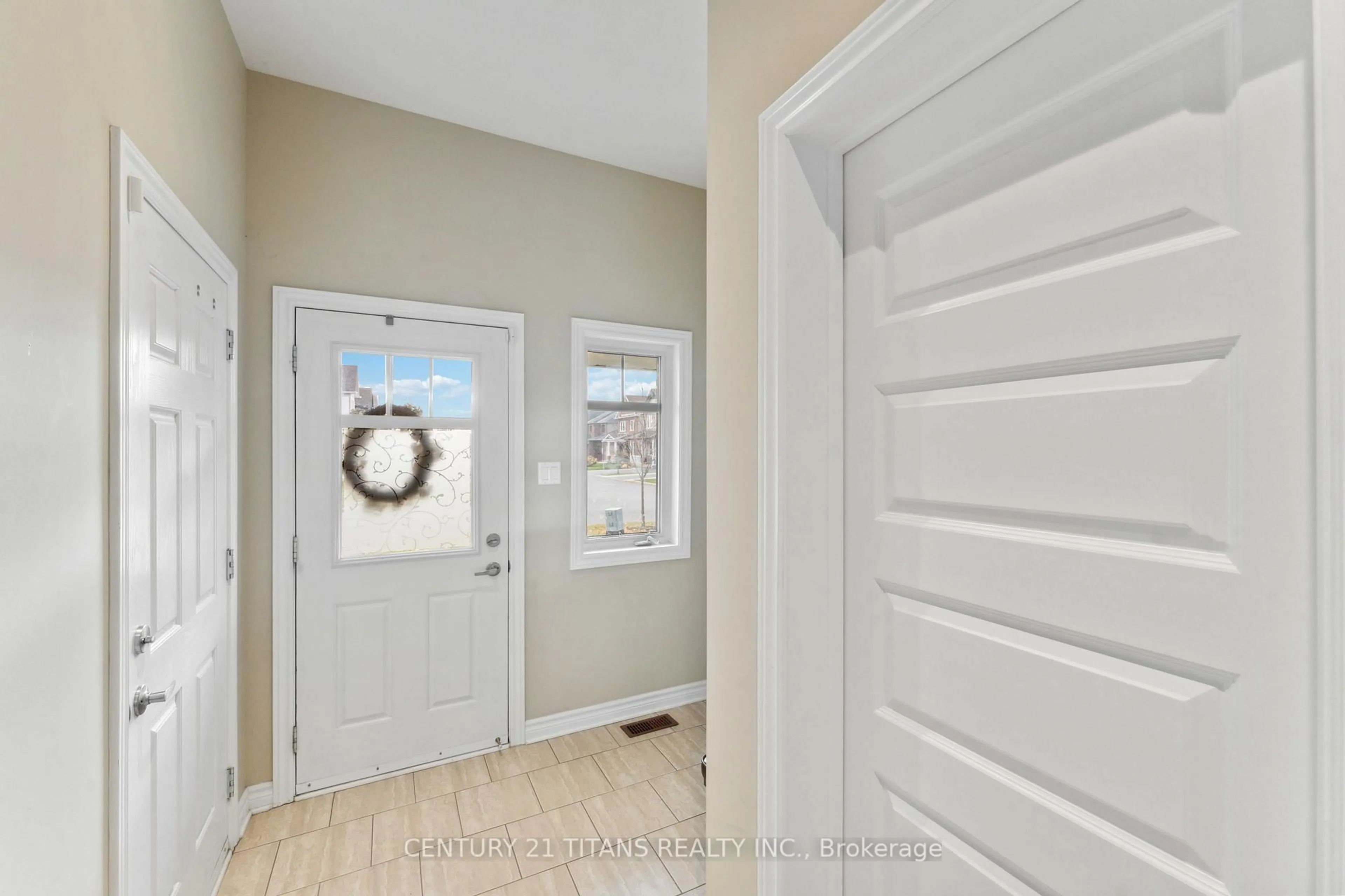 Indoor entryway for 812 Ashenvale Way, Orleans Ontario K4A 0R3