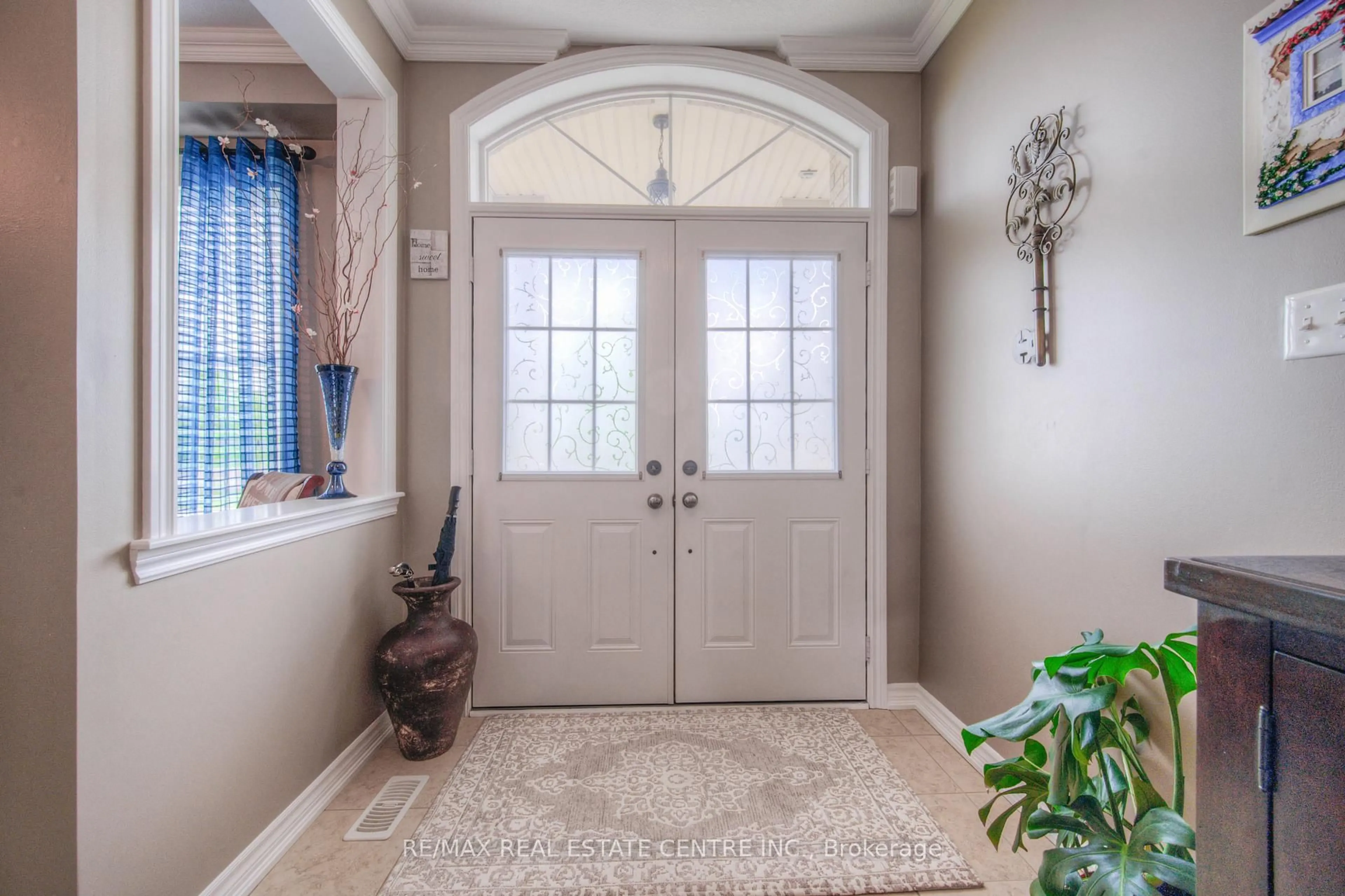 Indoor entryway for 175 Bailey Dr, Cambridge Ontario N1P 0A1
