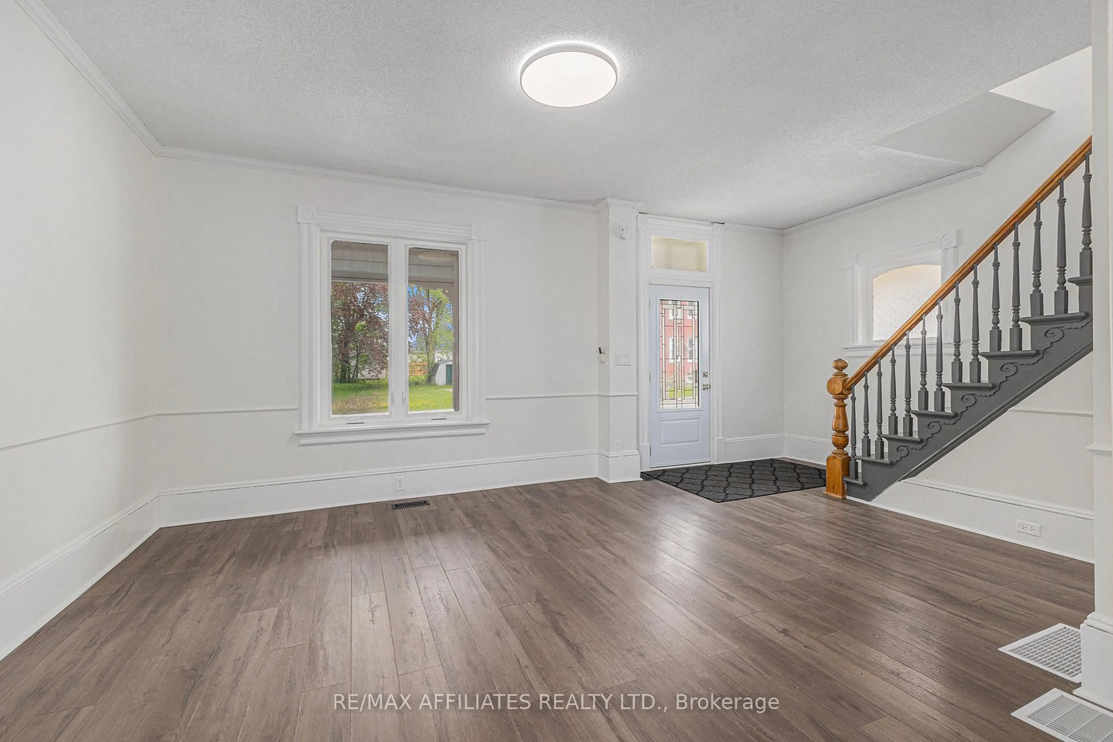 Indoor entryway for 2 Maitland St, Smiths Falls Ontario K7A 2K7