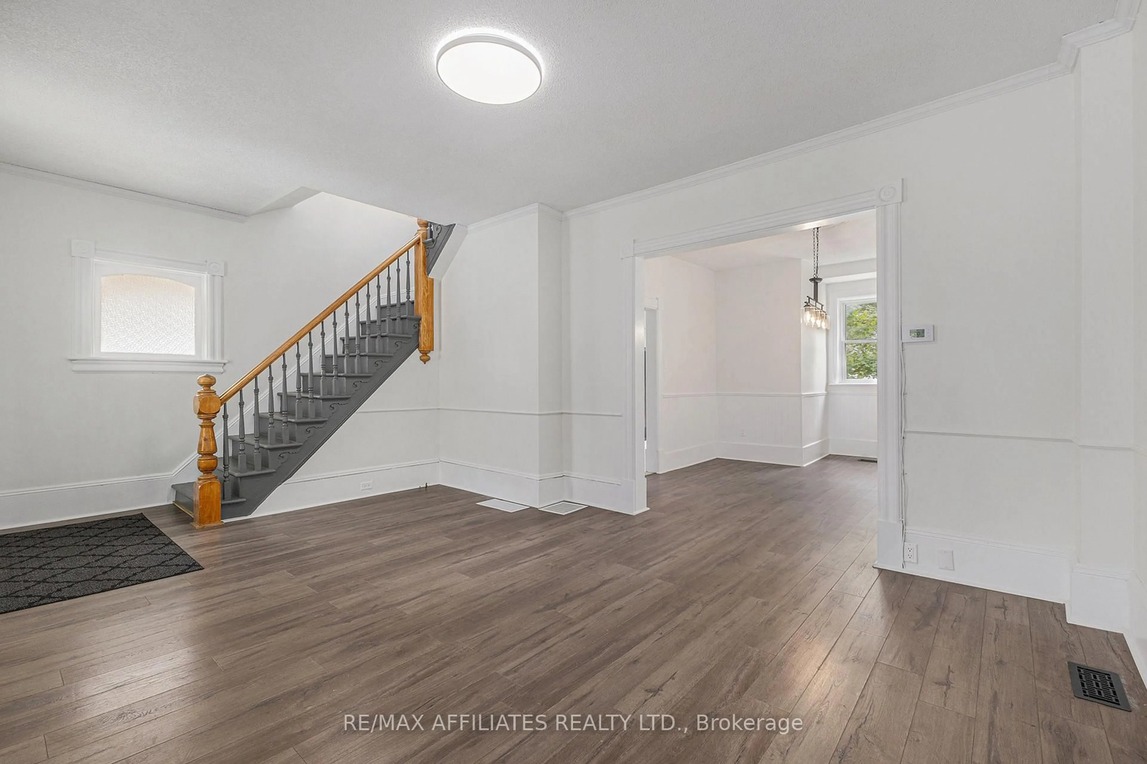 Indoor entryway for 2 Maitland St, Smiths Falls Ontario K7A 2K7