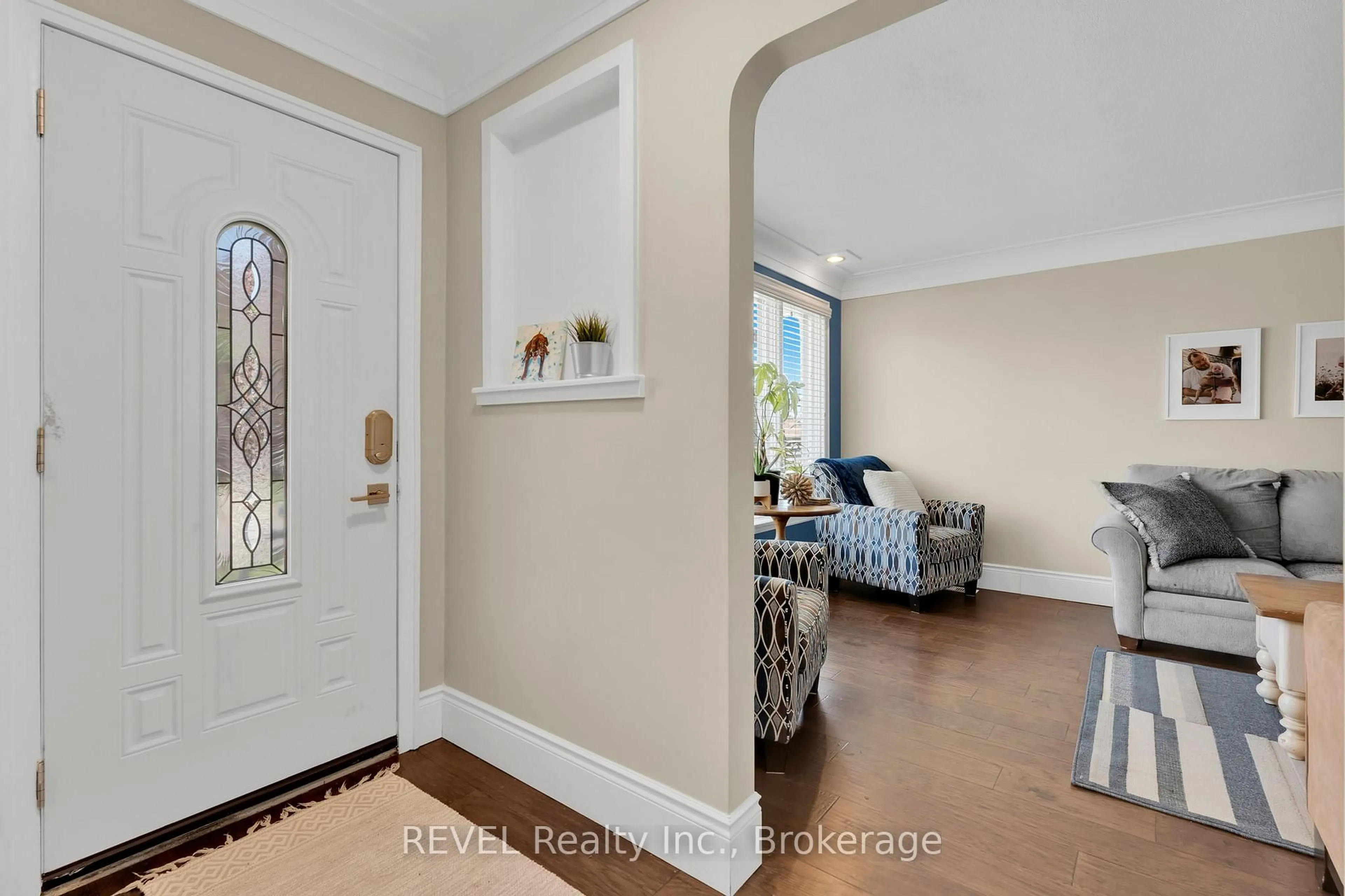 Indoor entryway for 120 Royal Oak Dr, Welland Ontario L3C 5V9