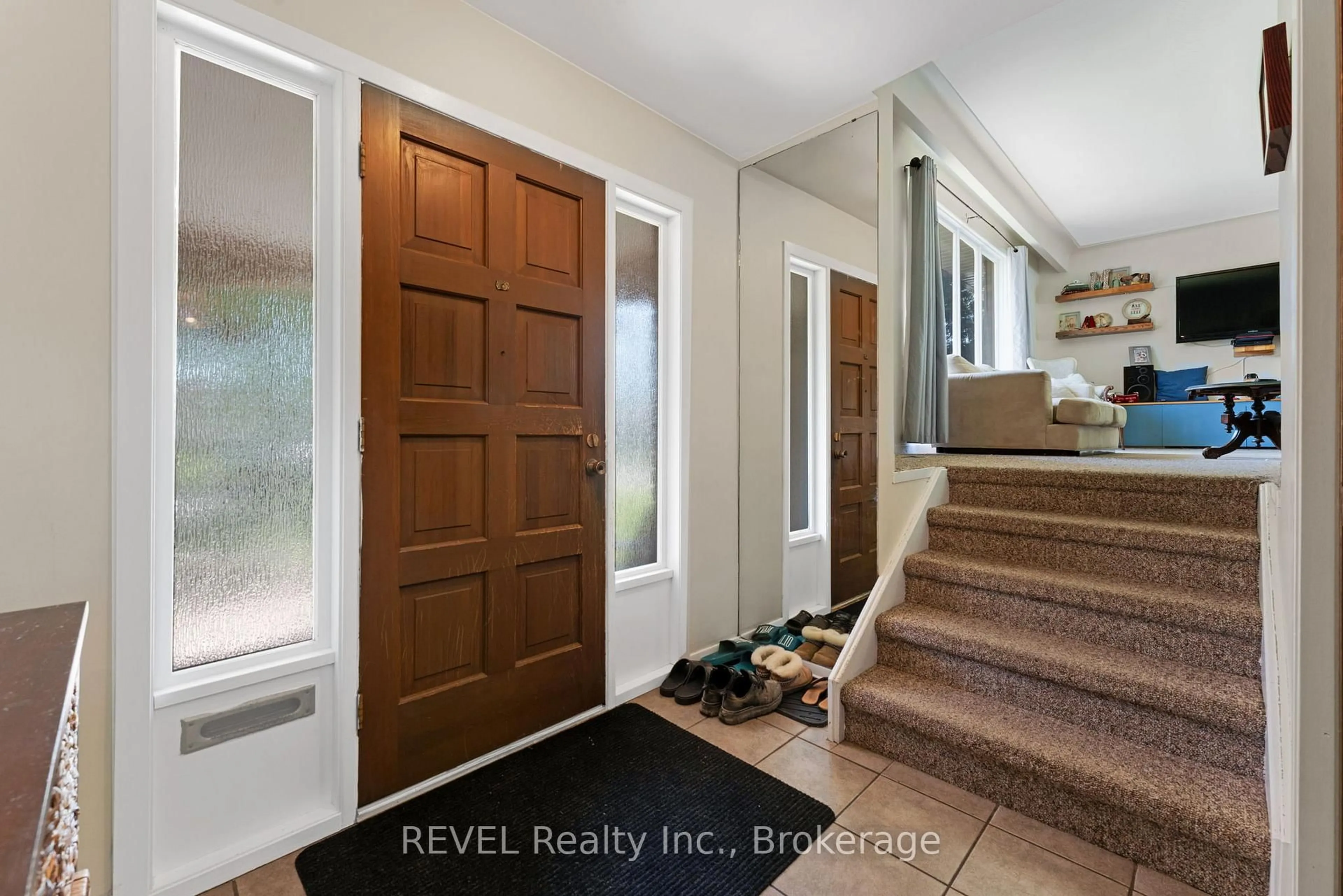 Indoor entryway for 22 Mccoll Dr, Welland Ontario L3C 3L7