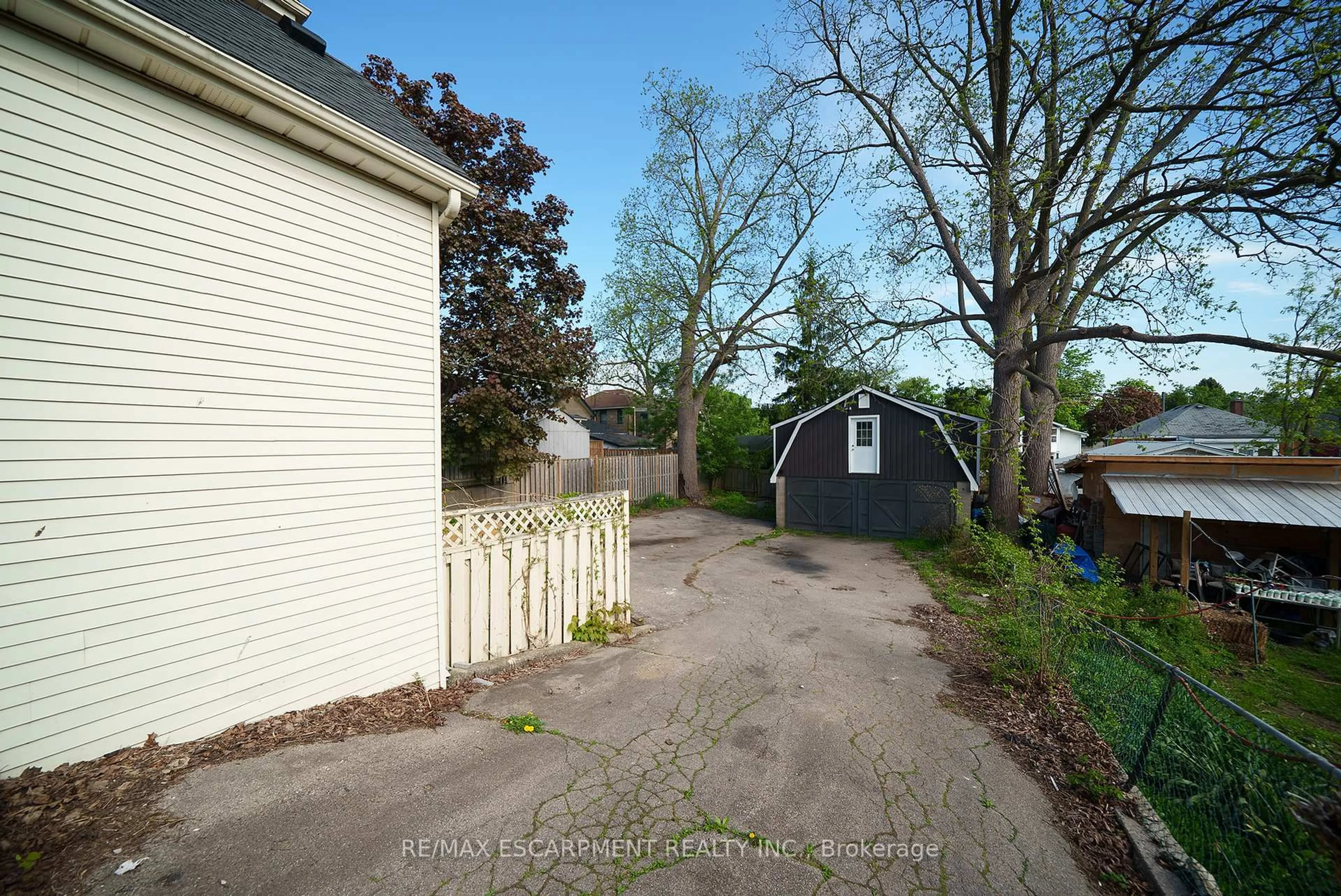 Shed for 294 Darling St, Brantford Ontario N3S 3X8