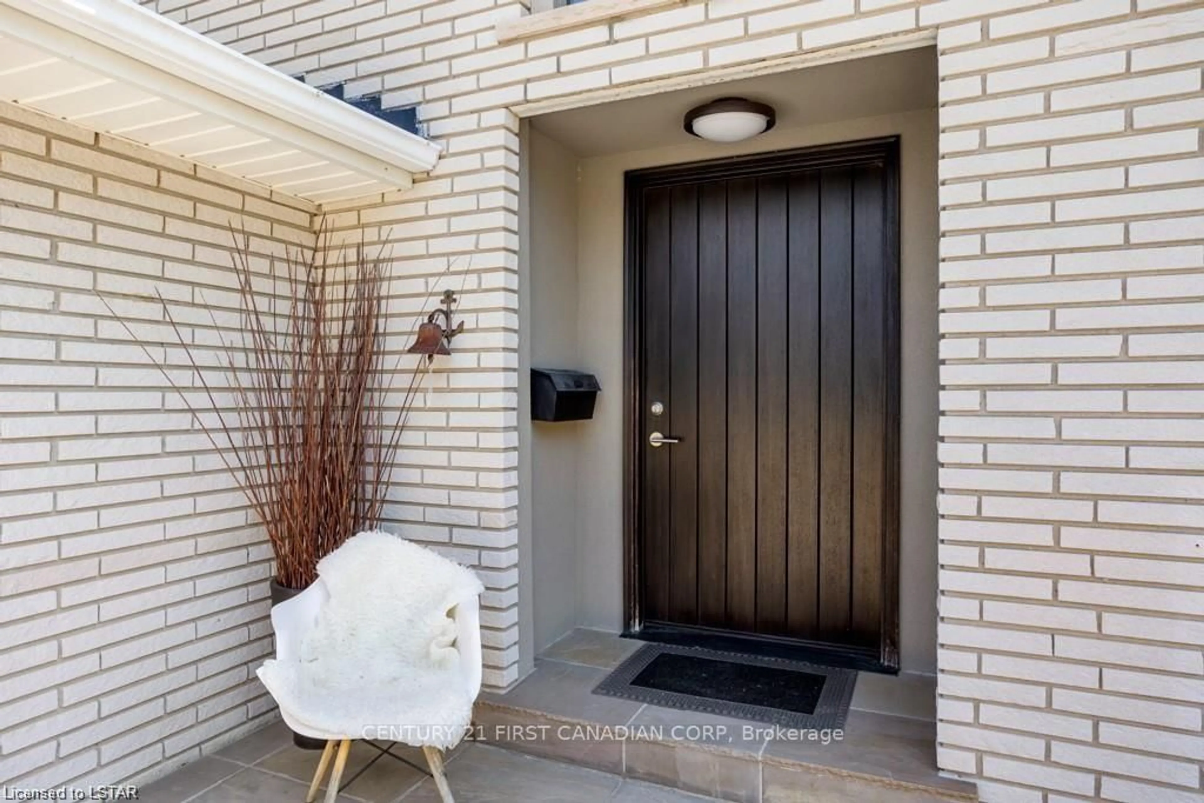 Indoor entryway for 688 Westmount Hills Dr, London South Ontario N6K 1B2