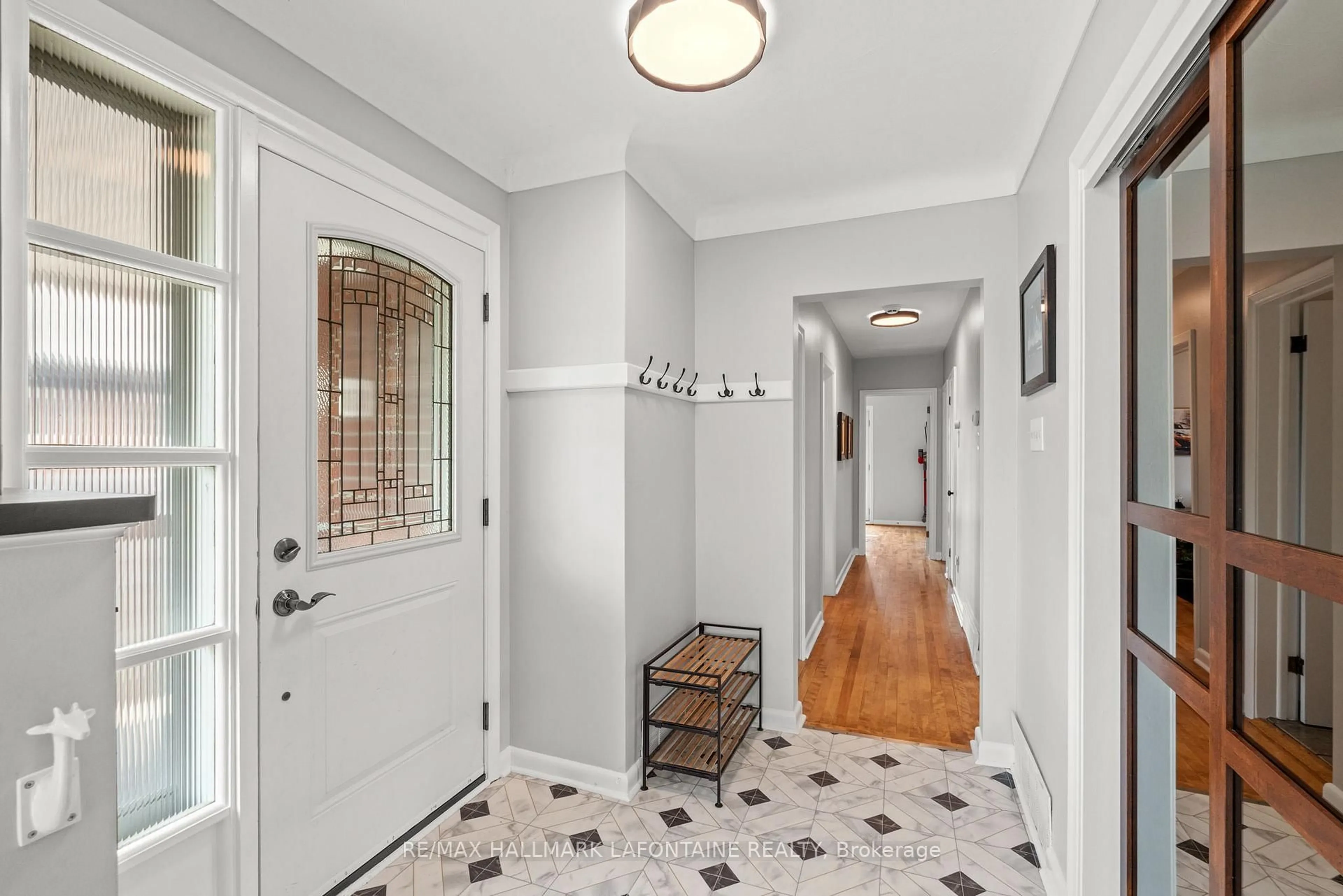 Indoor entryway for 553 Browning Ave, Ottawa Ontario K1G 0T3