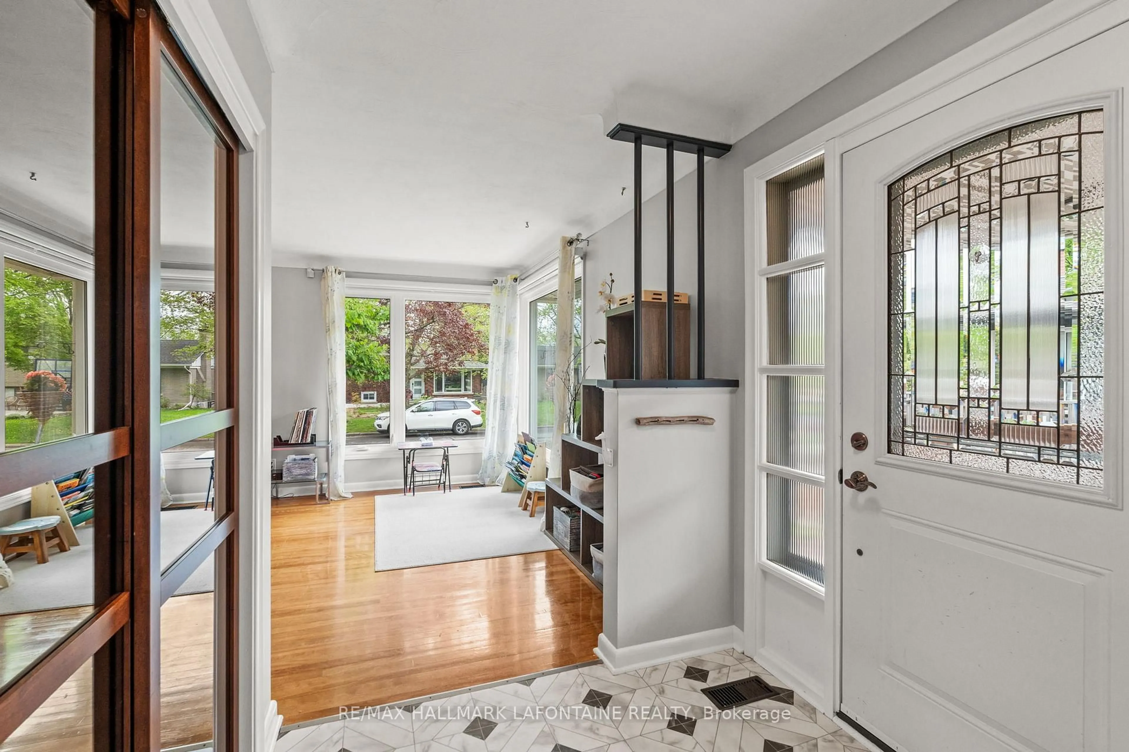 Indoor entryway for 553 Browning Ave, Ottawa Ontario K1G 0T3