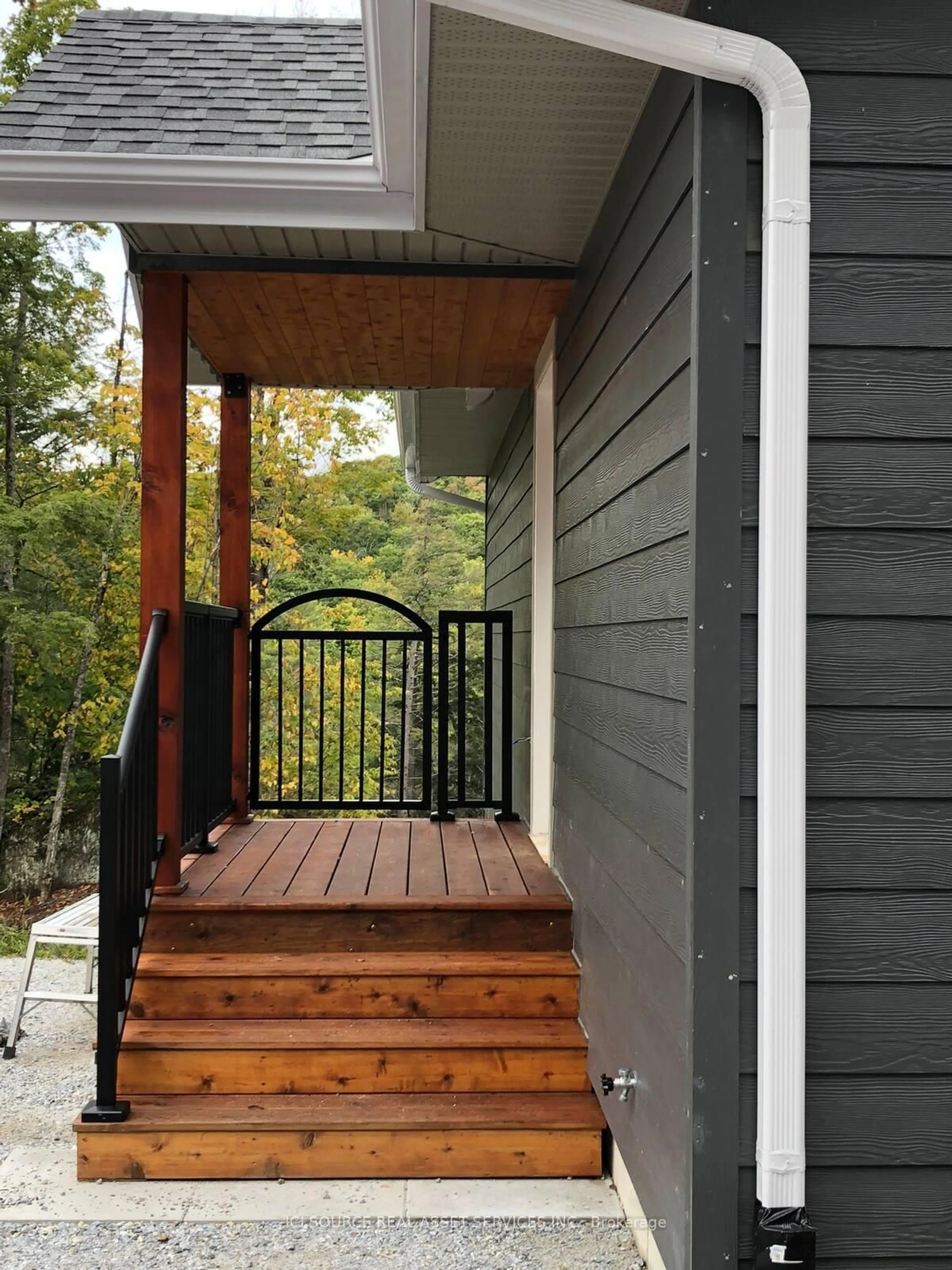 Indoor entryway for 1053C Granite Terrace Lane, Ompah Ontario K0H 2J0