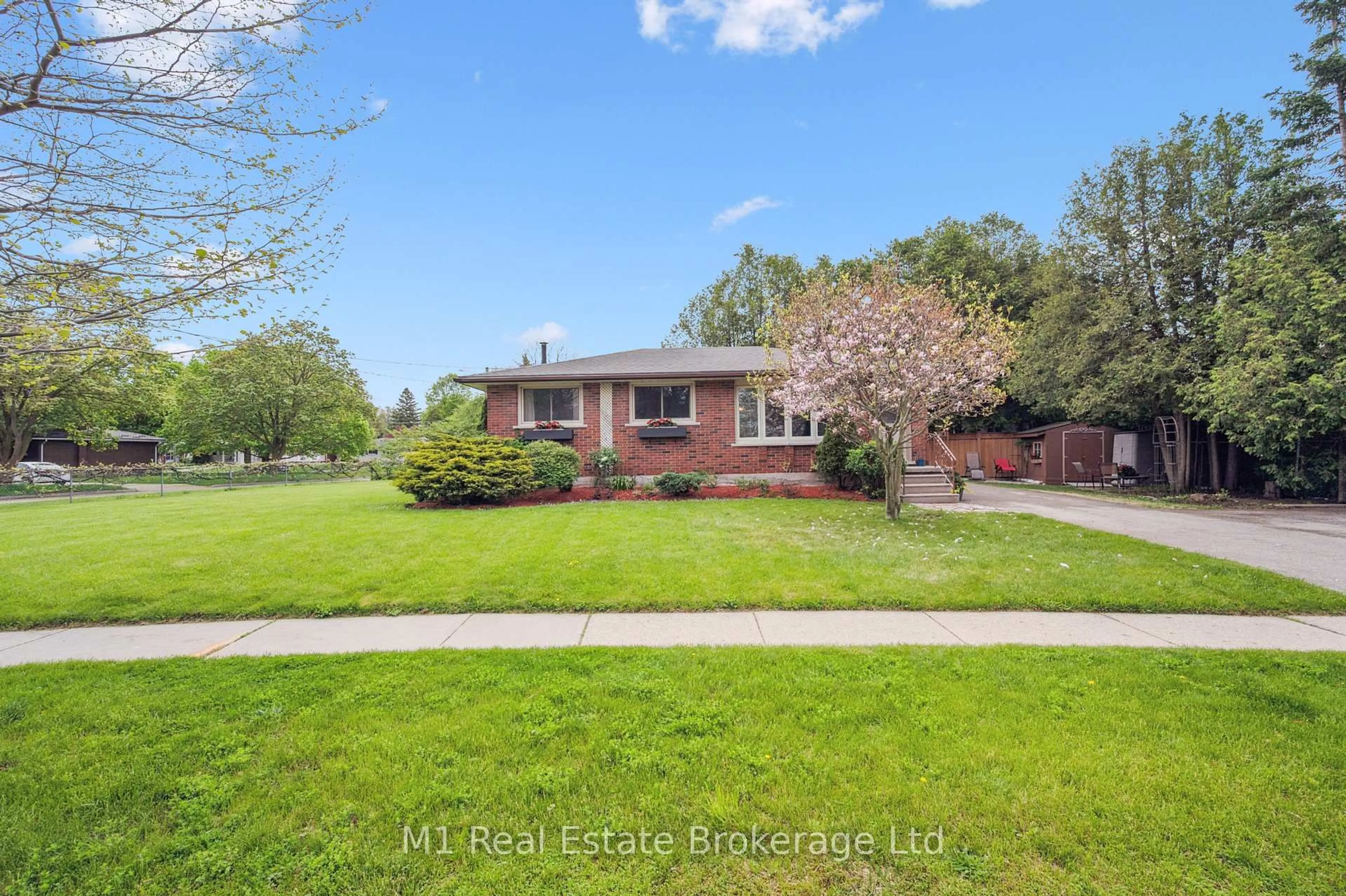 A pic from outside/outdoor area/front of a property/back of a property/a pic from drone, street for 7 Golfview Rd, Guelph Ontario N1E 1A3