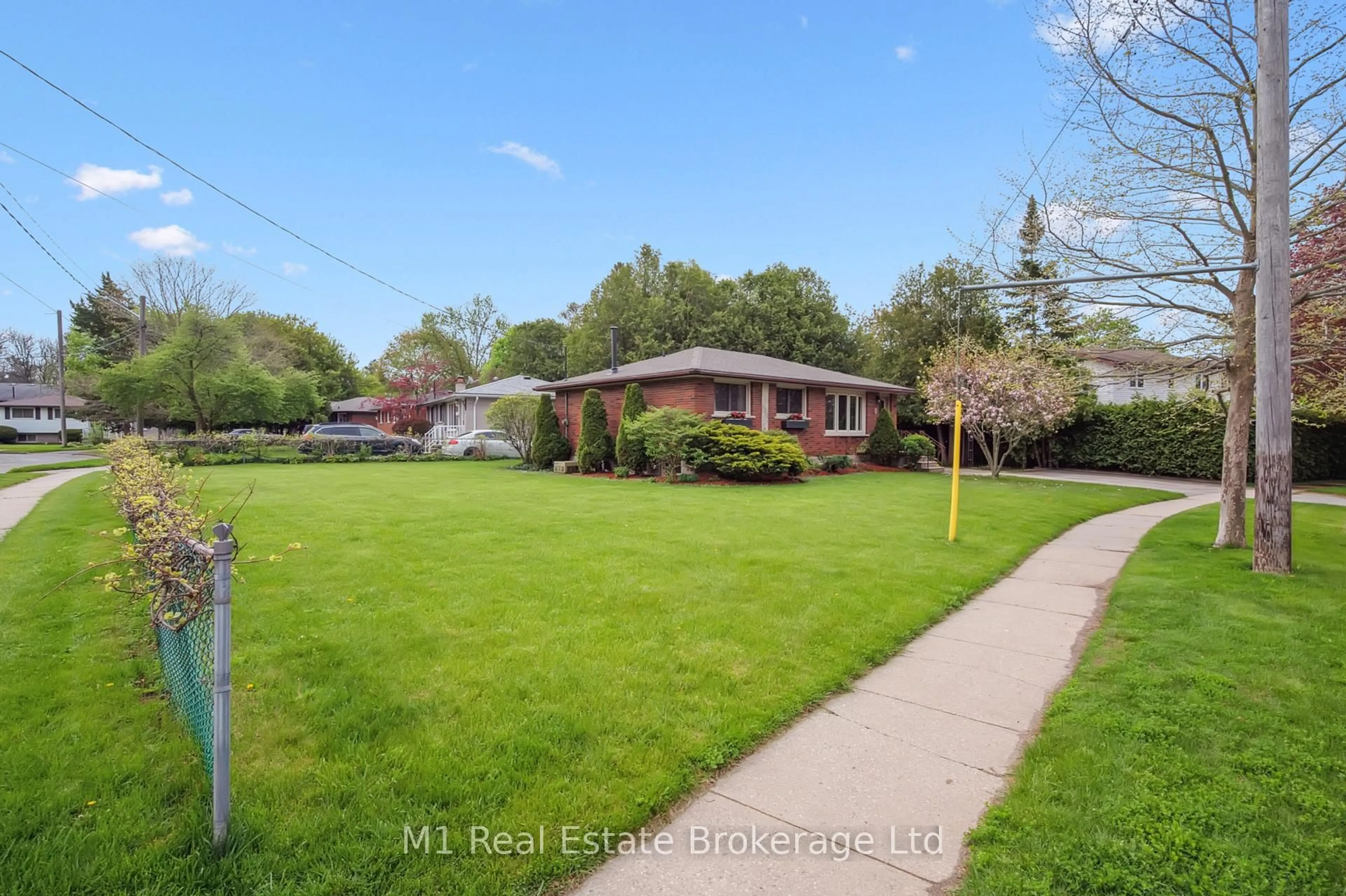 A pic from outside/outdoor area/front of a property/back of a property/a pic from drone, street for 7 Golfview Rd, Guelph Ontario N1E 1A3