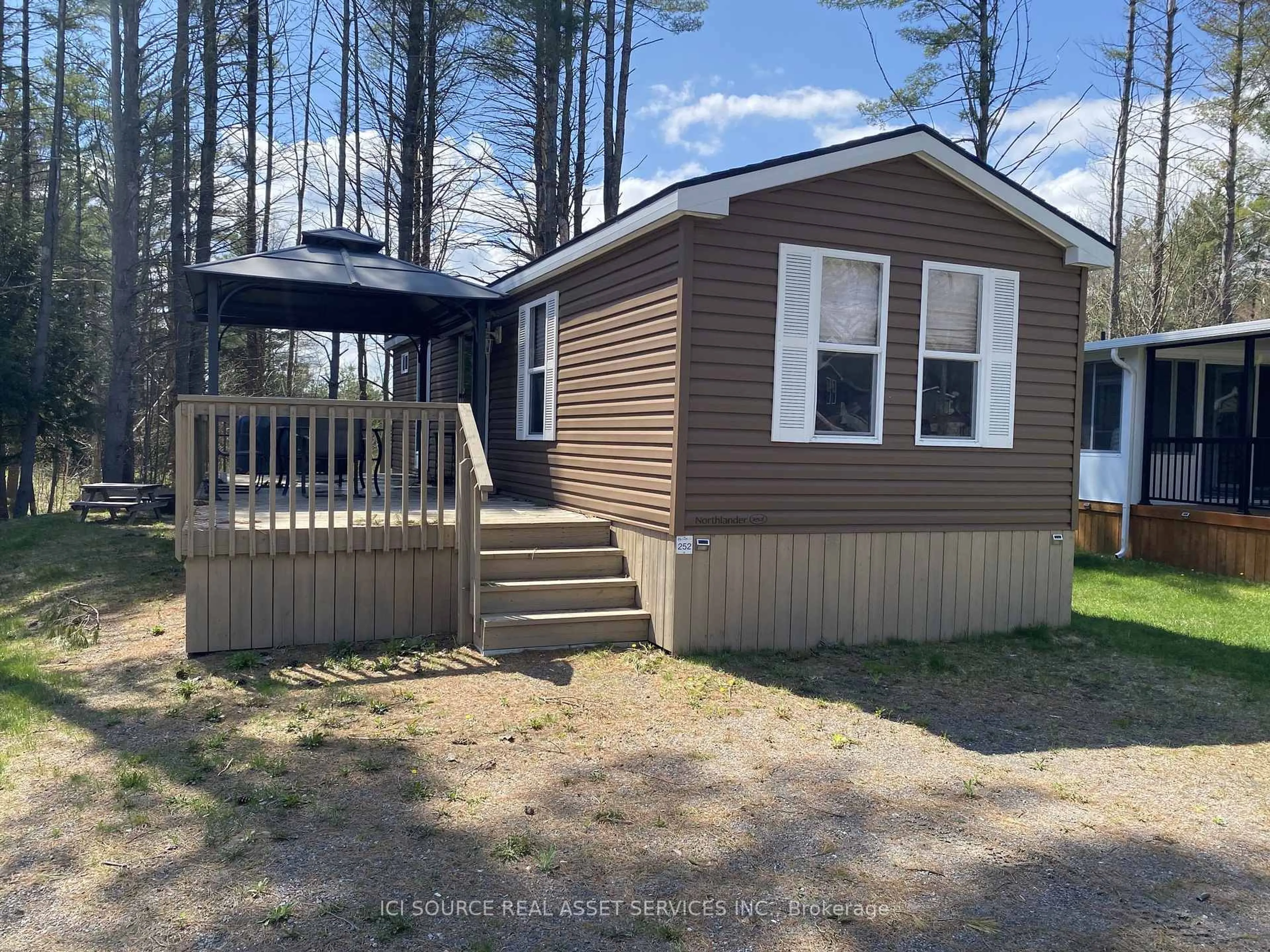 Home with vinyl exterior material, water/lake/river/ocean view for 1082 Shamrock Marina Rd #252, Gravenhurst Ontario P0E 1N0