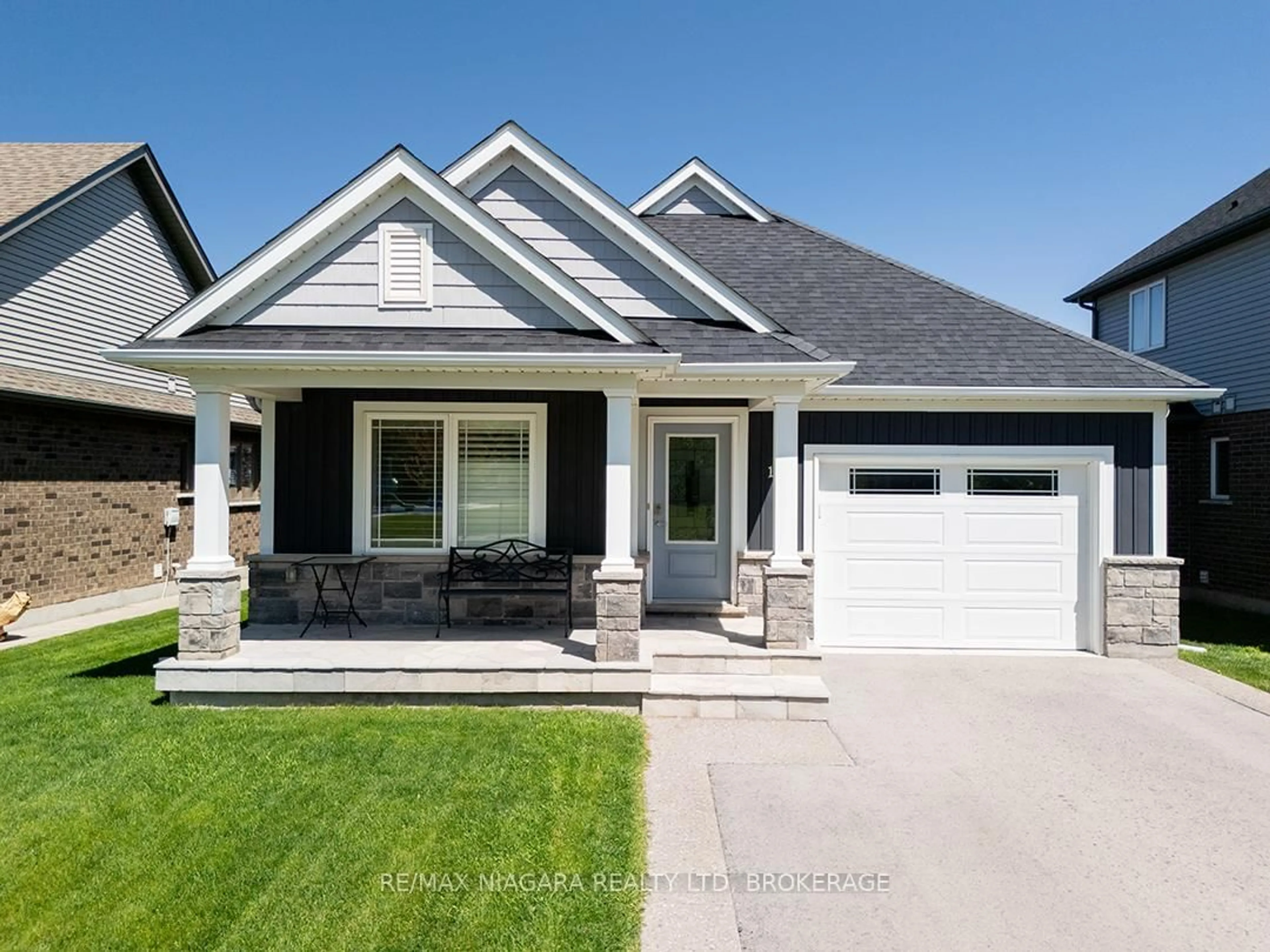 Home with vinyl exterior material, street for 10 Eastman Gateway, Thorold Ontario L2V 0E2