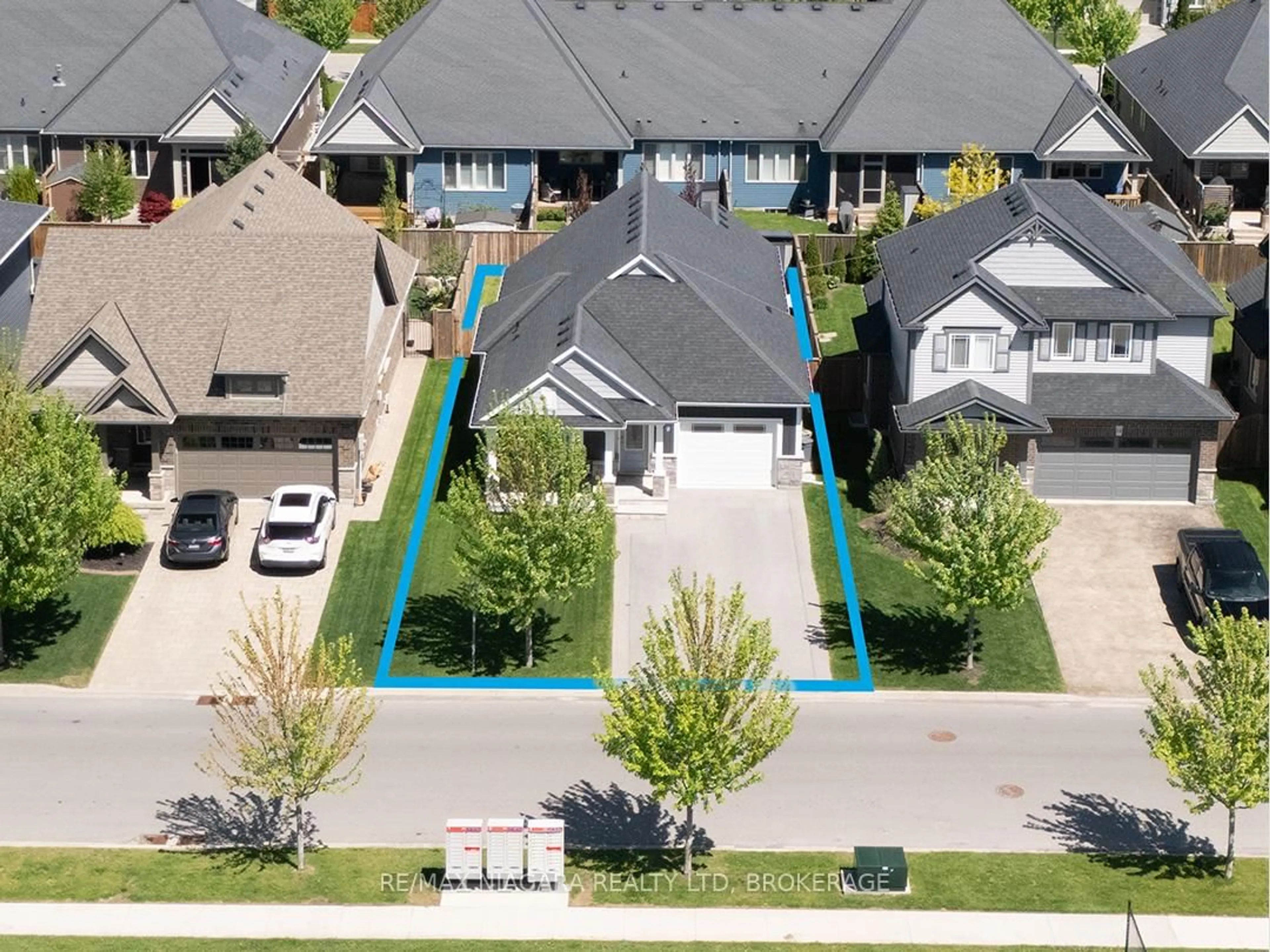 A pic from outside/outdoor area/front of a property/back of a property/a pic from drone, street for 10 Eastman Gateway, Thorold Ontario L2V 0E2