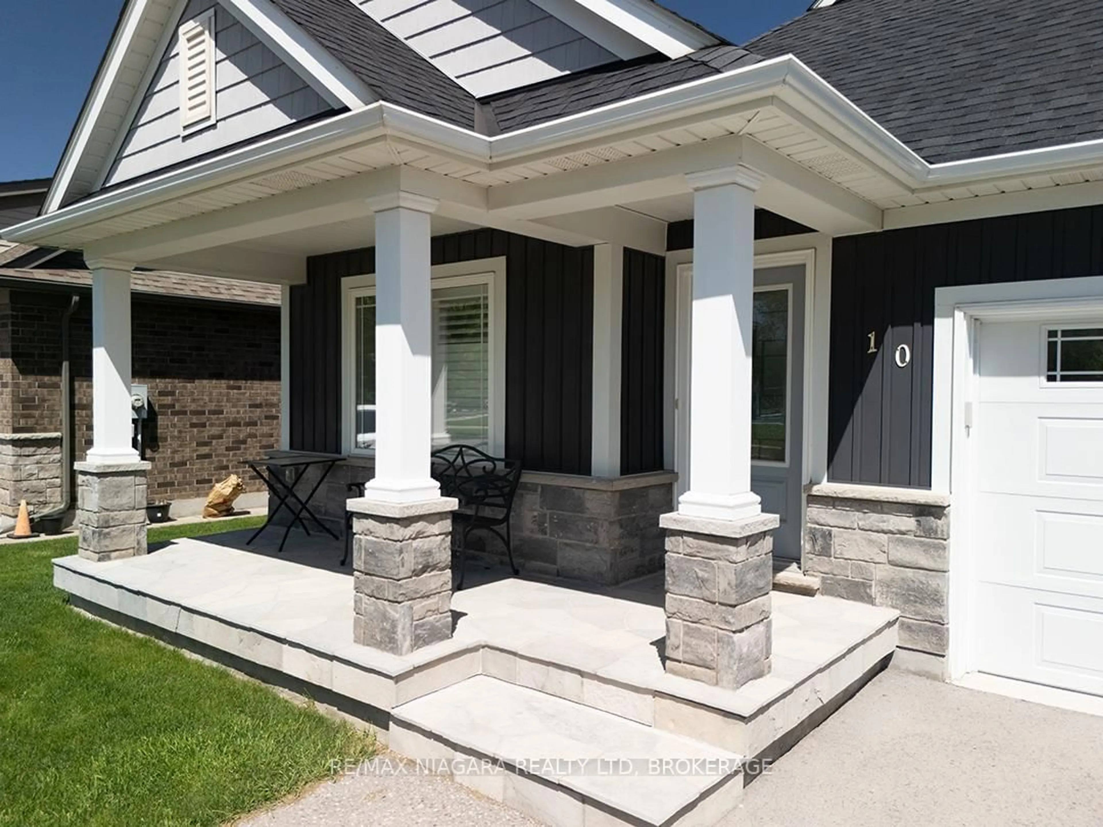 Home with vinyl exterior material, street for 10 Eastman Gateway, Thorold Ontario L2V 0E2
