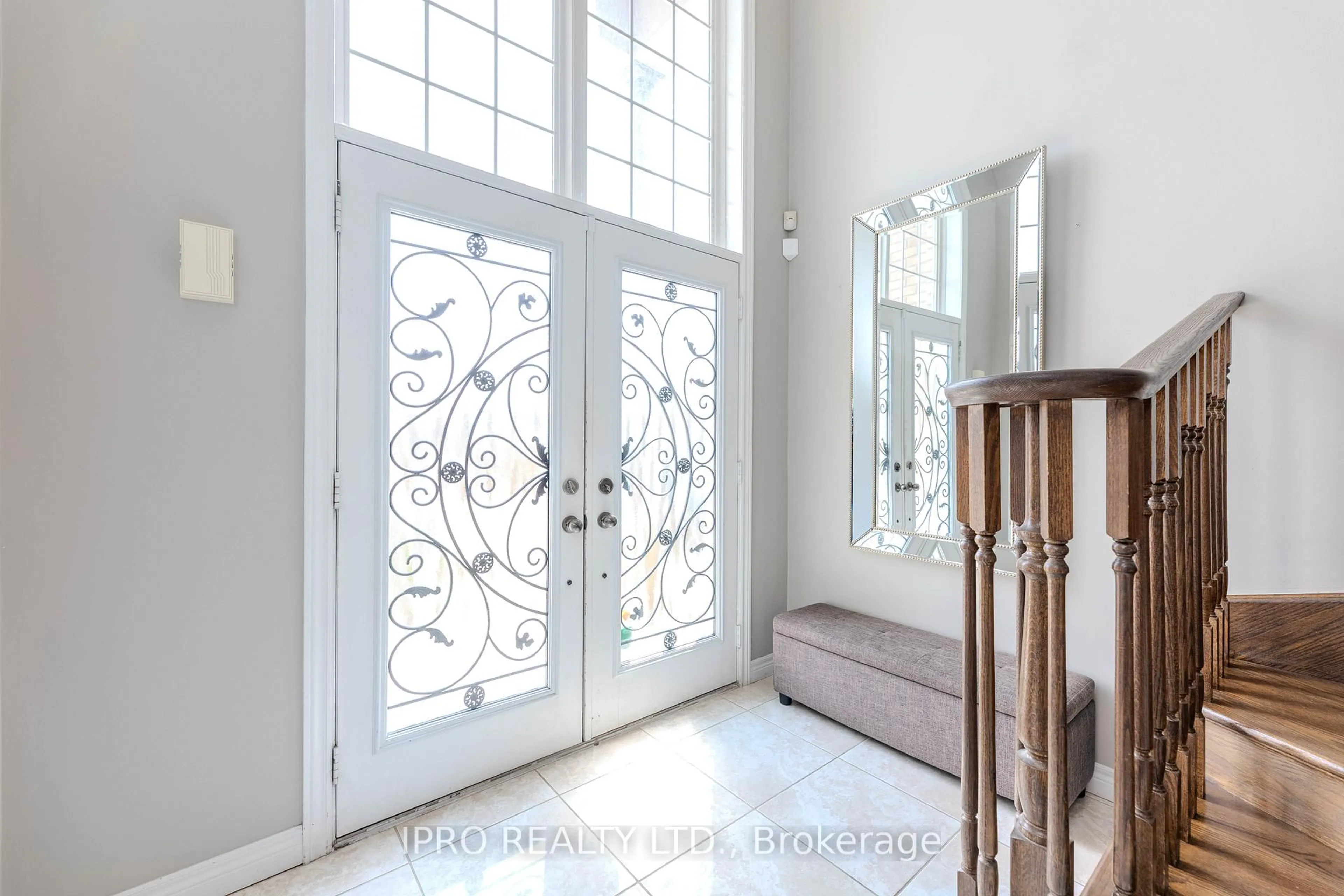 Indoor entryway for 38 Assisi St, Hamilton Ontario L8W 0A5
