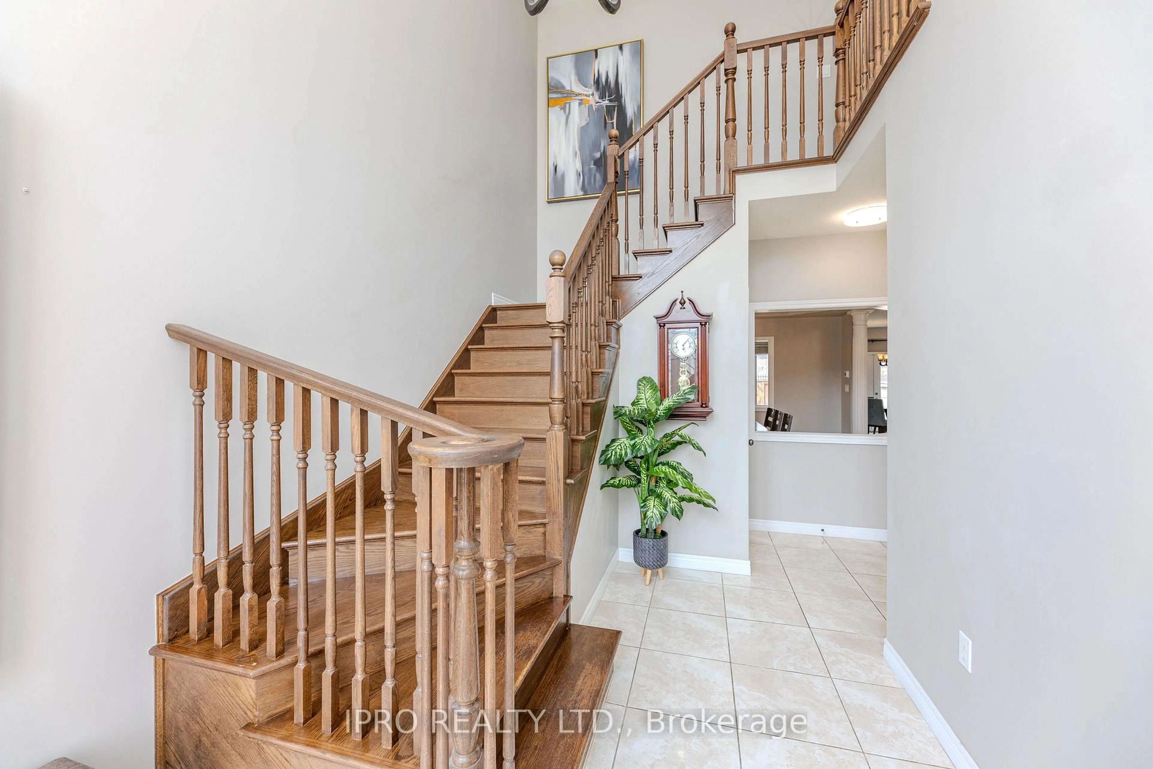 Indoor entryway for 38 Assisi St, Hamilton Ontario L8W 0A5