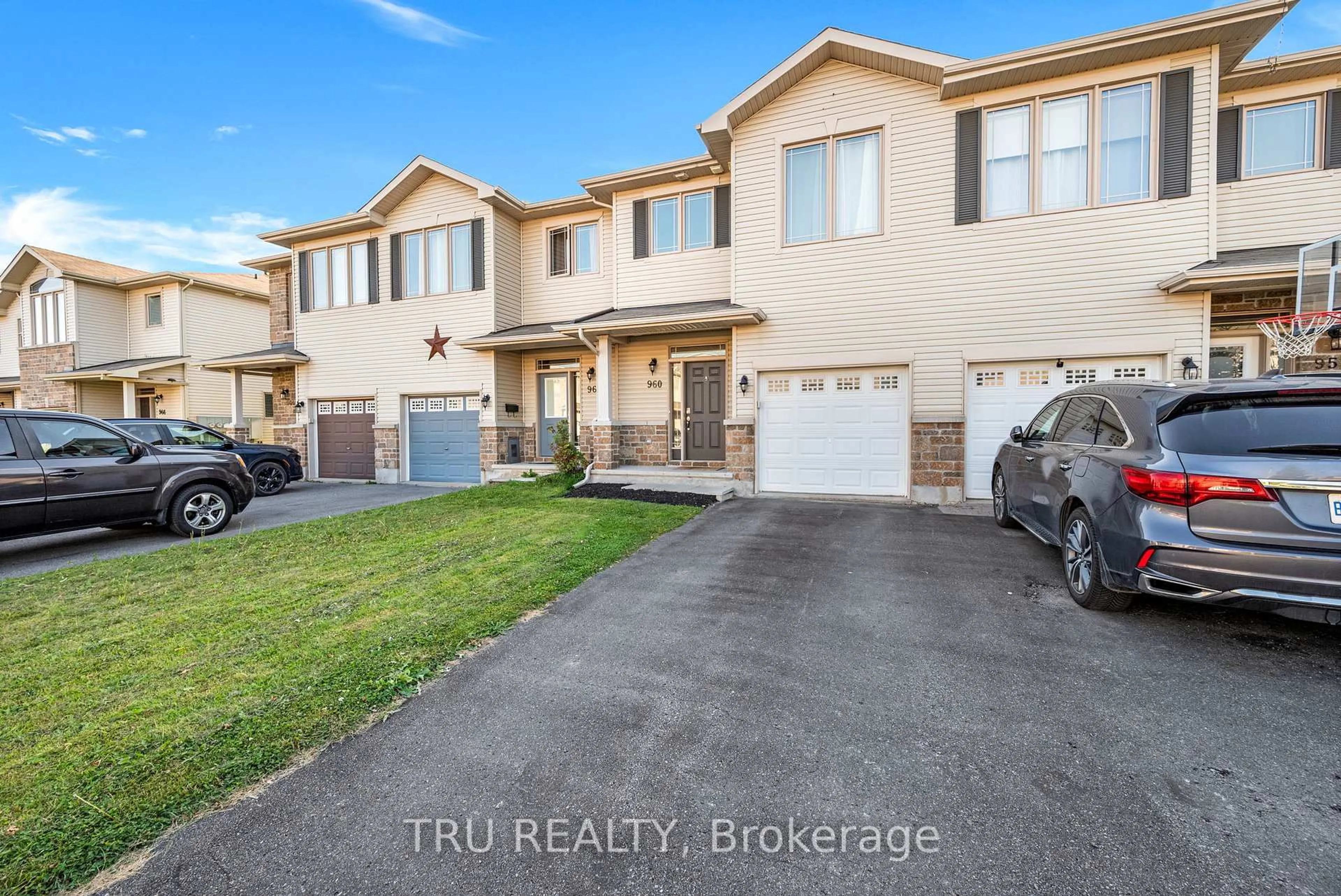 A pic from outside/outdoor area/front of a property/back of a property/a pic from drone, street for 960 Linaria Walk, Ottawa Ontario K4A 0H9