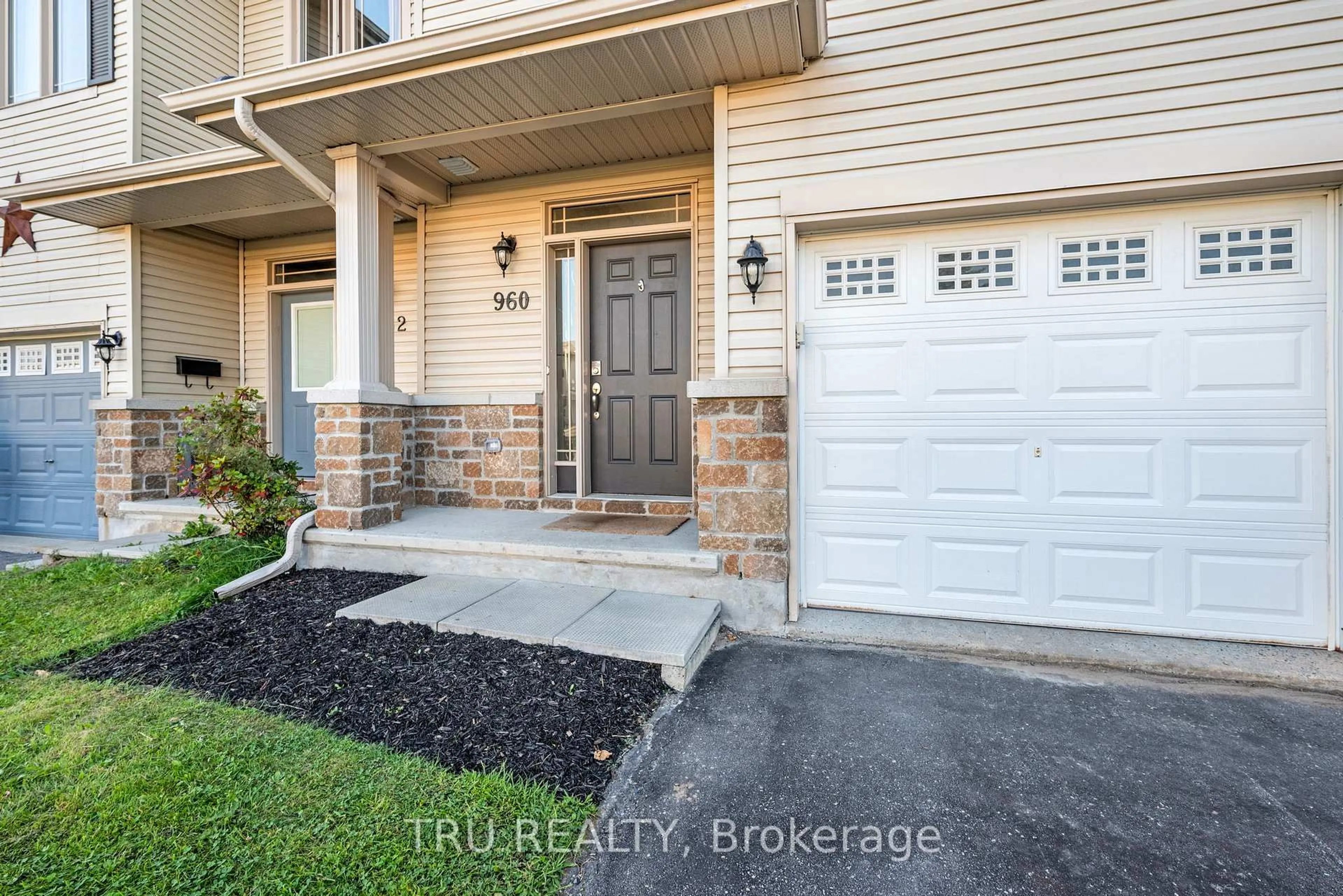 Indoor entryway for 960 Linaria Walk, Ottawa Ontario K4A 0H9